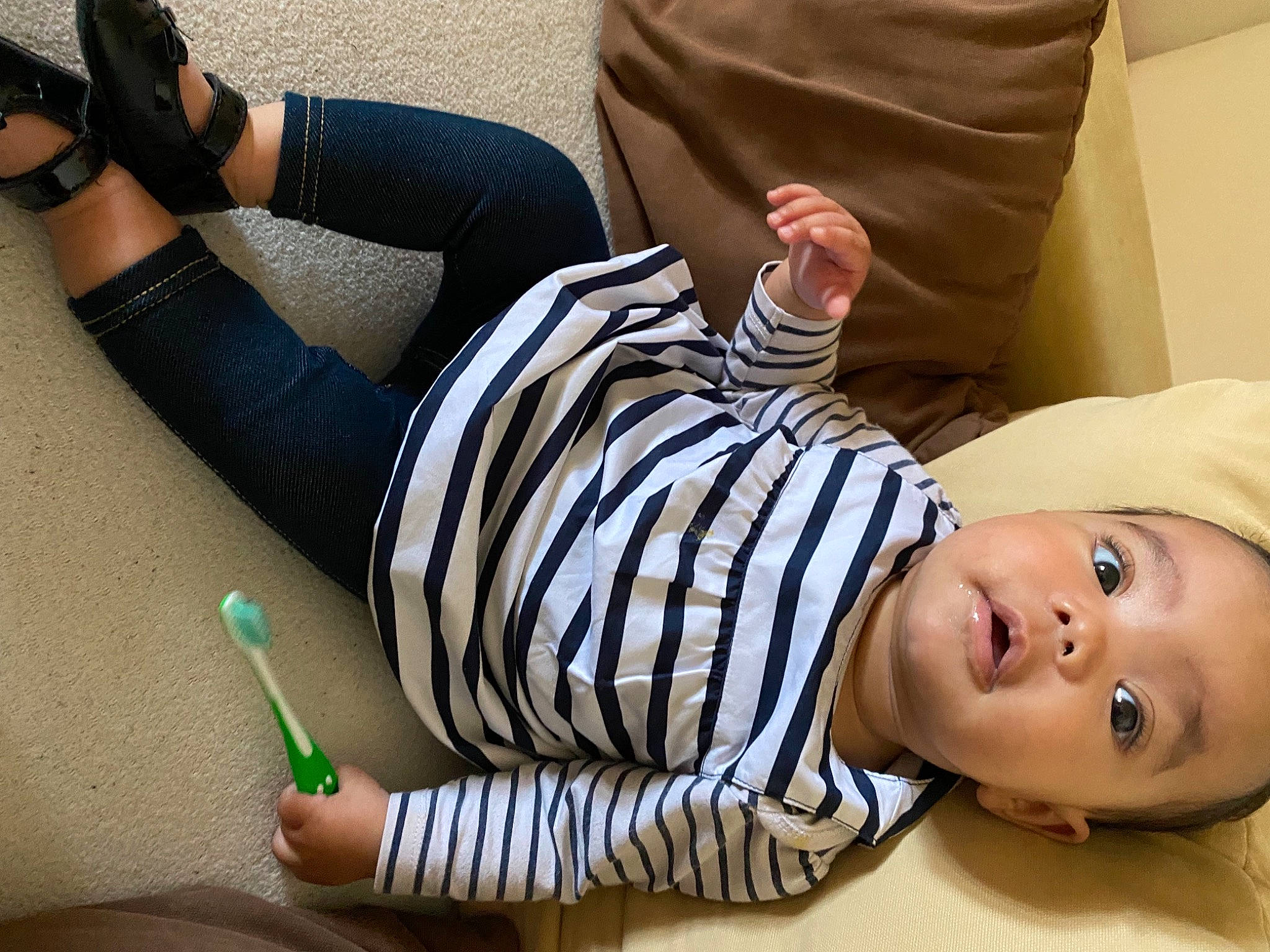 Swann a rejoint le concours — aidez-le/la à gagner de superbes lots ! baby_toddler_clothing, blond, clothing, comfort, cool, elbow, finger, happy, hat, headgear, human_body, human_leg, joint, knee, neck, person, shoulder, sleeve, thigh, toddler