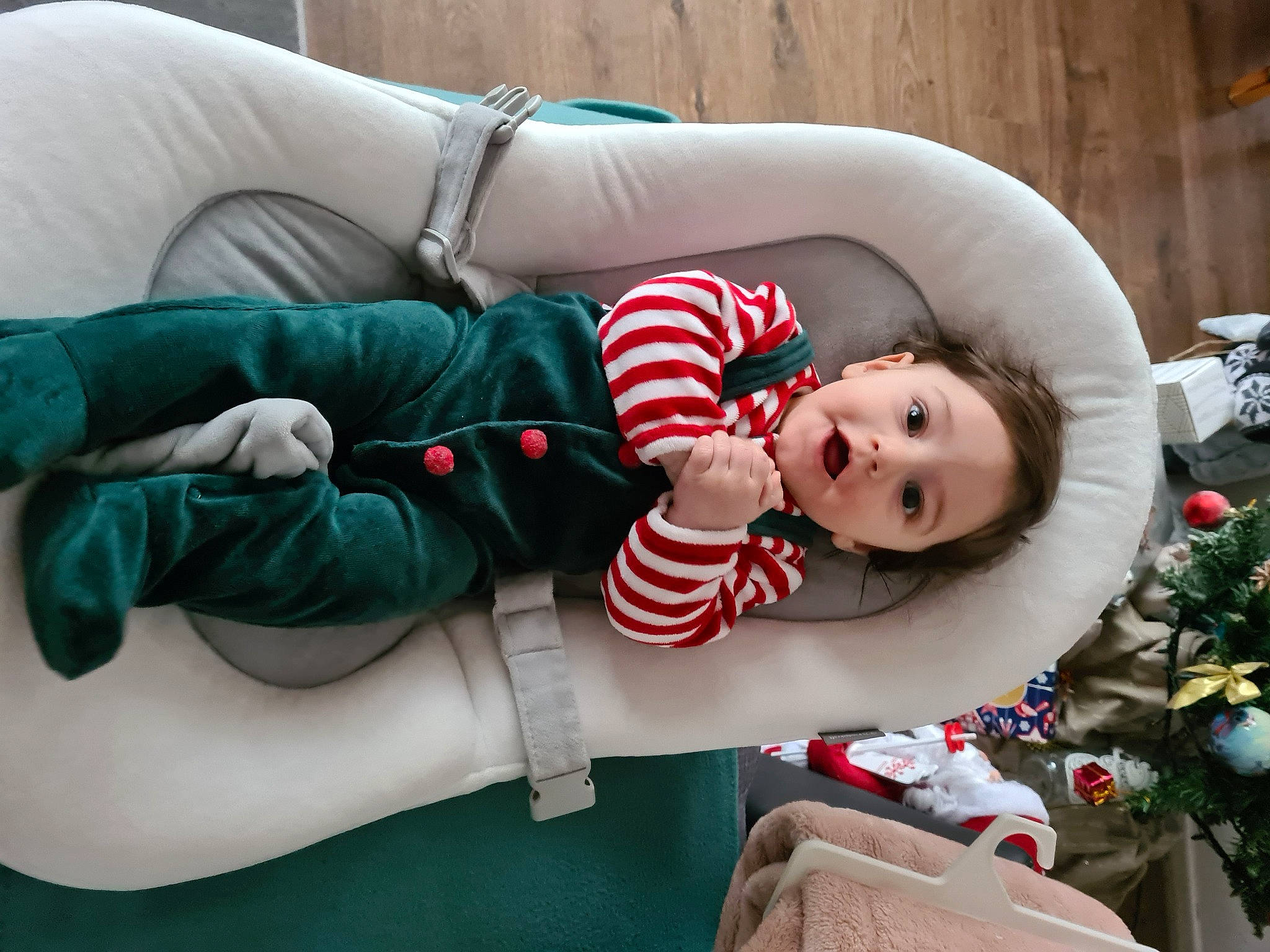 Malone a rejoint le concours — aidez-le/la à gagner de superbes lots ! baby, baby_toddler_clothing, child, christmas, comfort, couch, event, happy, head, holiday, human_body, human_leg, knee, lap, person, santa_claus, sitting, surprise, thigh, toddler