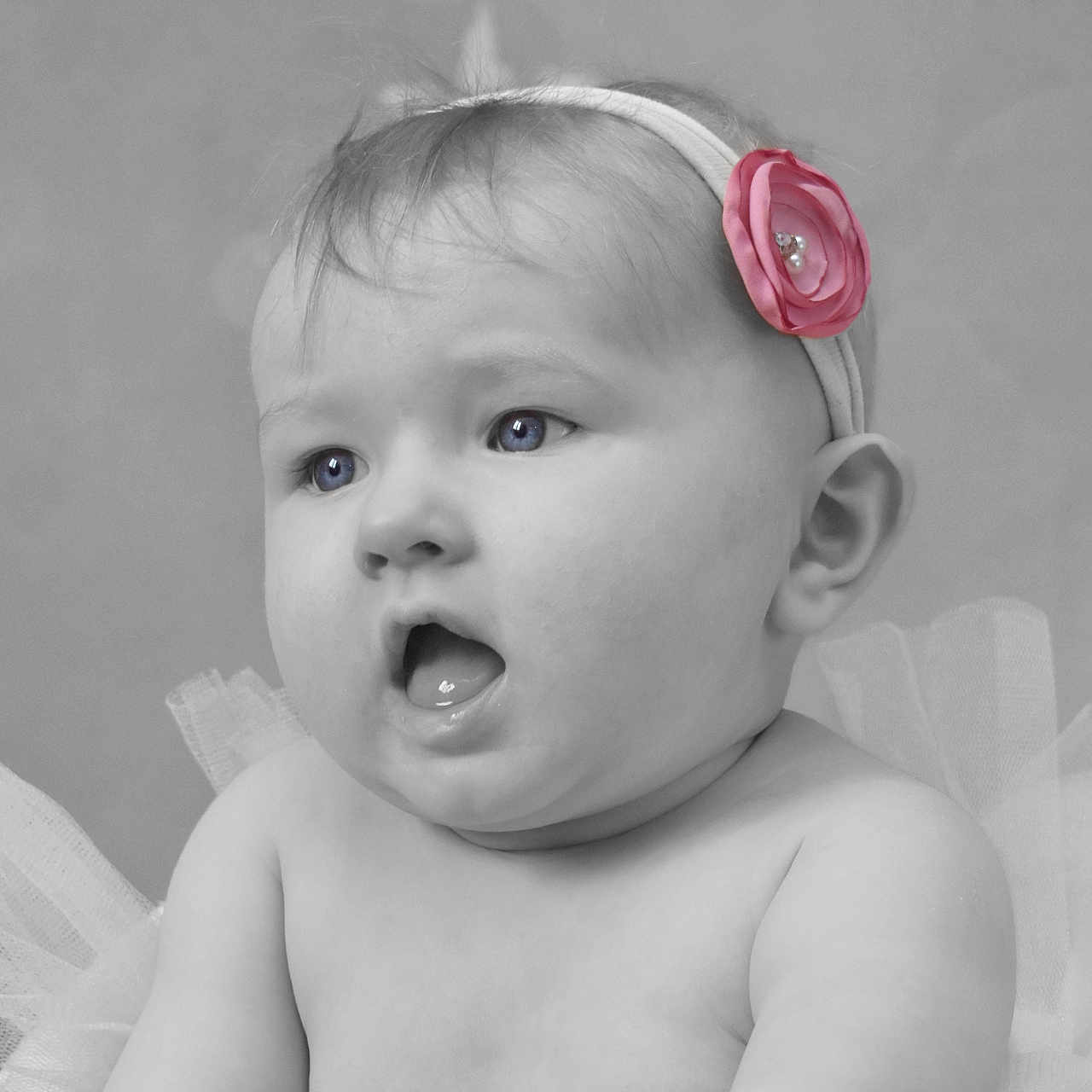 Fiona a rejoint le concours — aidez-le/la à gagner de superbes lots ! adorable, baby, bare_shoulders, blue_eyes, cheeks, child, close_up, ear, eyelashes, flower, grayscale, headband, infant, open_mouth, portrait, selective_color, soft_lighting, studio, tulle, tutu