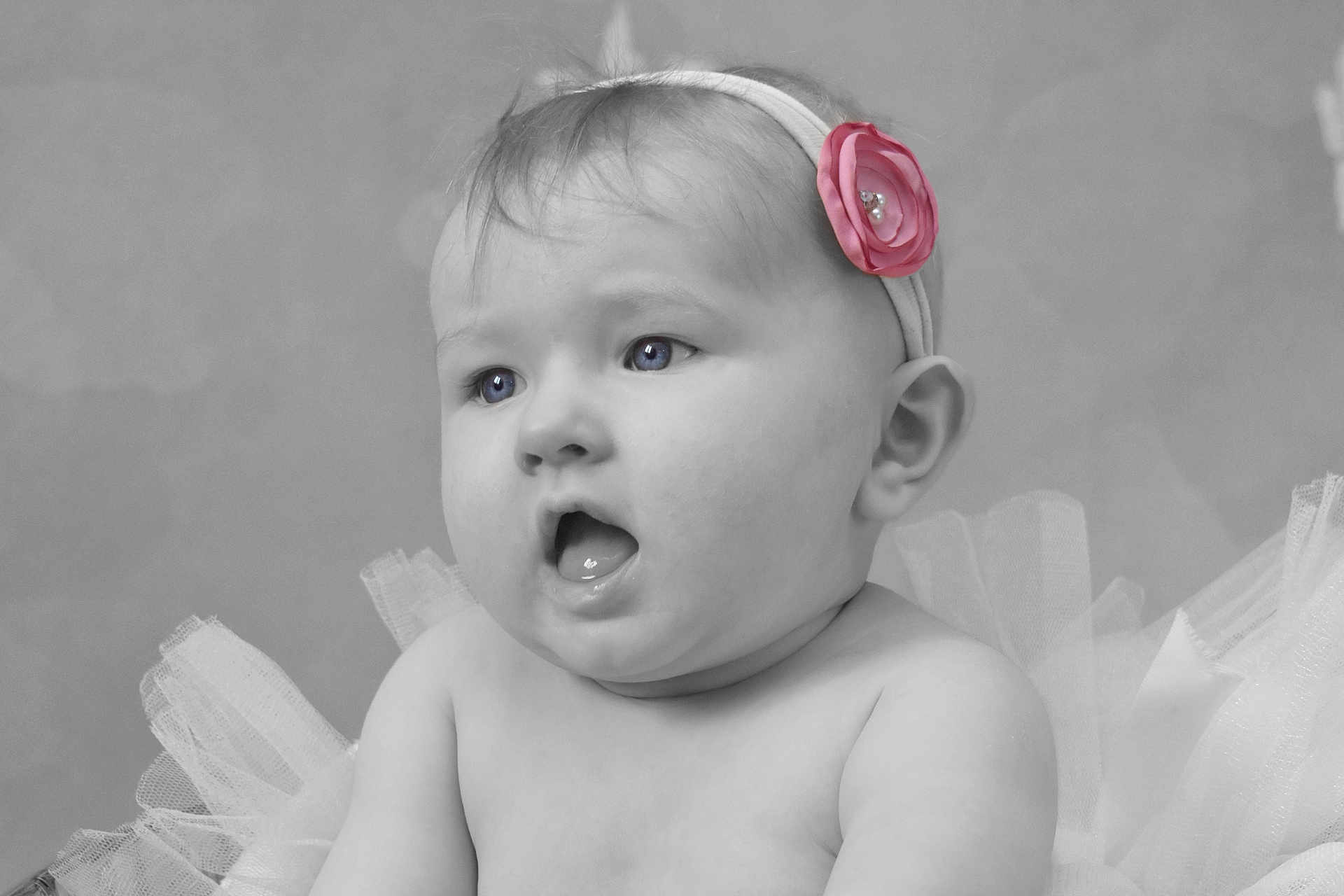 Fiona a rejoint le concours — aidez-le/la à gagner de superbes lots ! baby, infant, child, portrait, headband, flower, blue_eyes, tutu, tulle, bare_shoulders, open_mouth, cheeks, eyelashes, ear, soft_lighting, studio, grayscale, selective_color, close_up, adorable