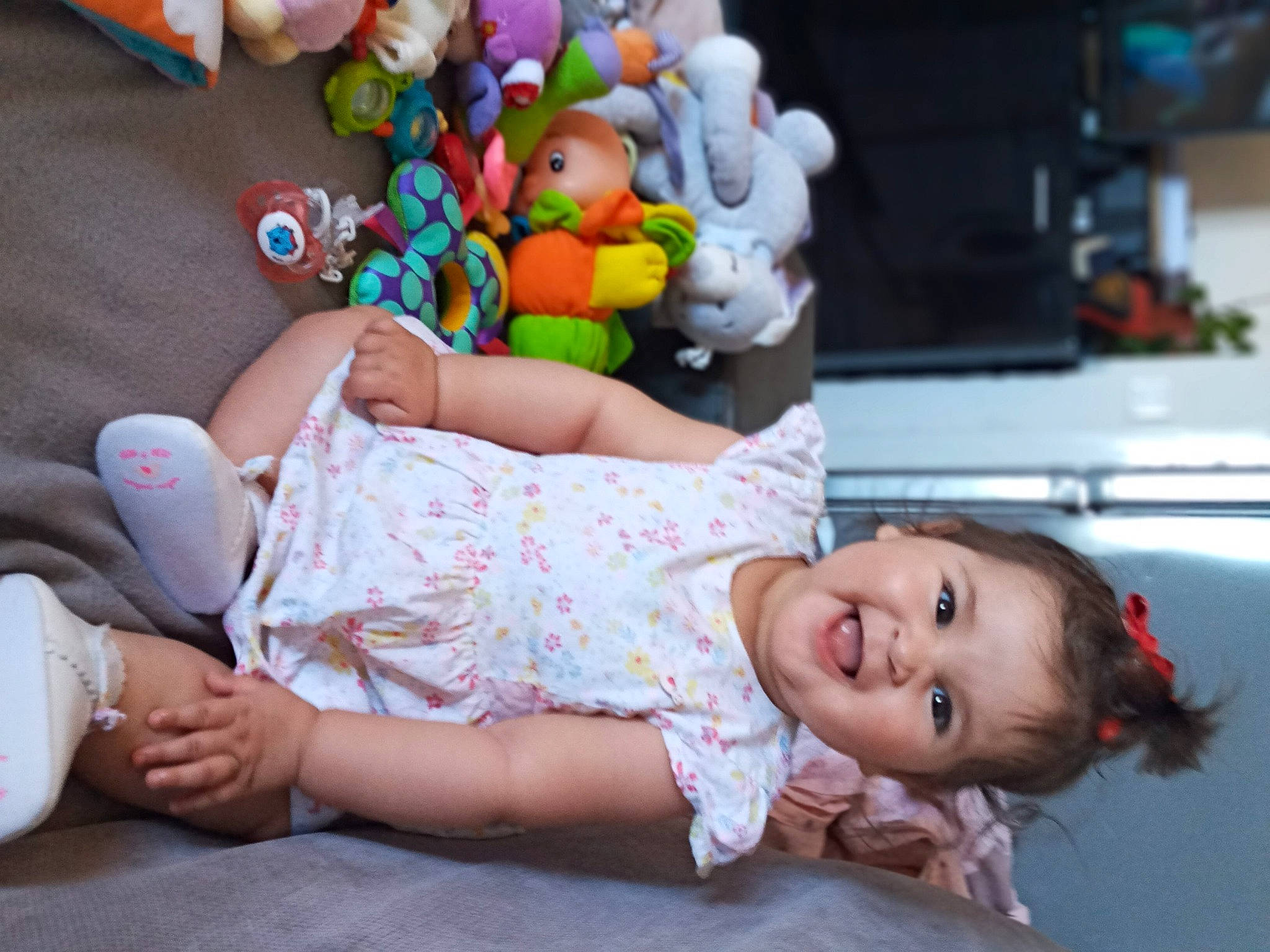 Léa participe au concours pour gagner de l'argent avec cette photo : baby, baby_toddler_clothing, child, cup, dress, event, fun, happy, hat, joy, leisure, party, person, portrait_photography, room, sitting, smile, stuffed_toy, sweetness, toddler