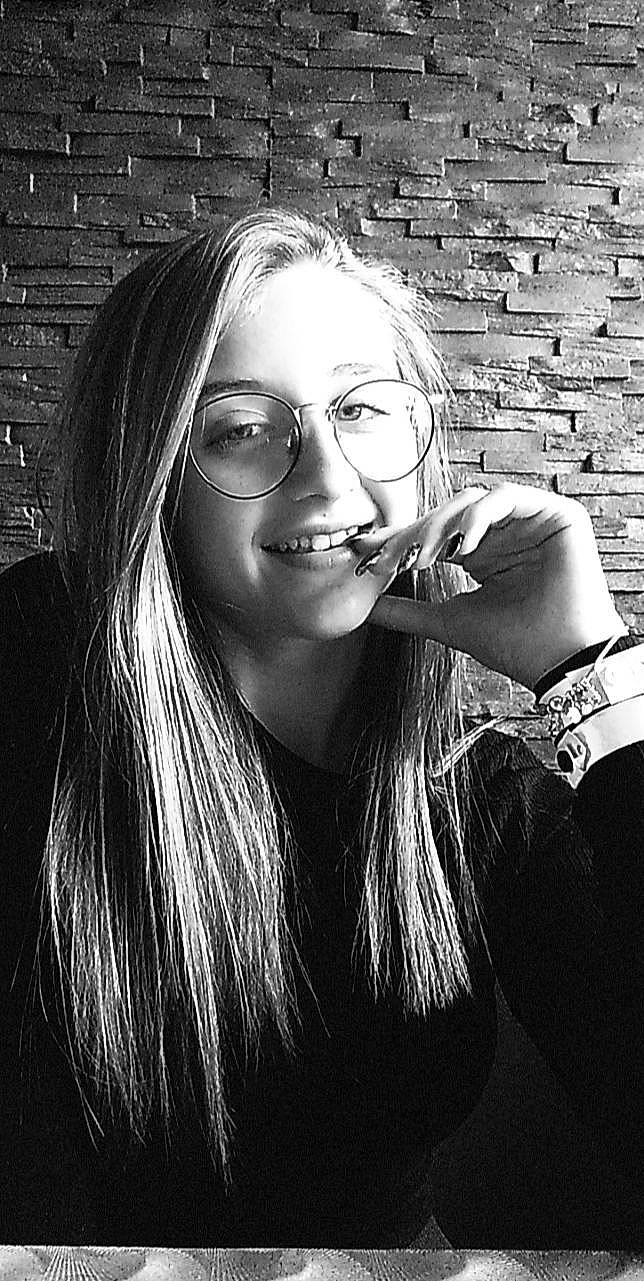 Britanny a rejoint le concours — aidez-le/la à gagner de superbes lots ! beard, black_and_white, eye, eyebrow, eyewear, face, flash_photography, gesture, glasses, goggles, hair, happy, jaw, joy, lip, mouth, person, smile, standing, style