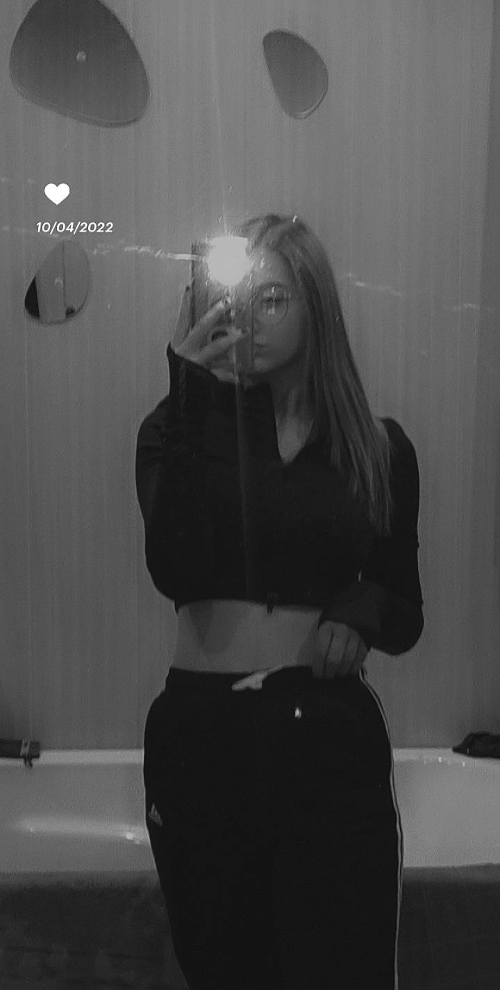 Britanny participe au concours pour gagner de l'argent avec cette photo : abdomen, black, black_hair, elbow, eyewear, flash_photography, gesture, grey, hand, human_leg, joint, knee, long_hair, monochrome_photography, person, shoulder, style, thigh, trunk, waist