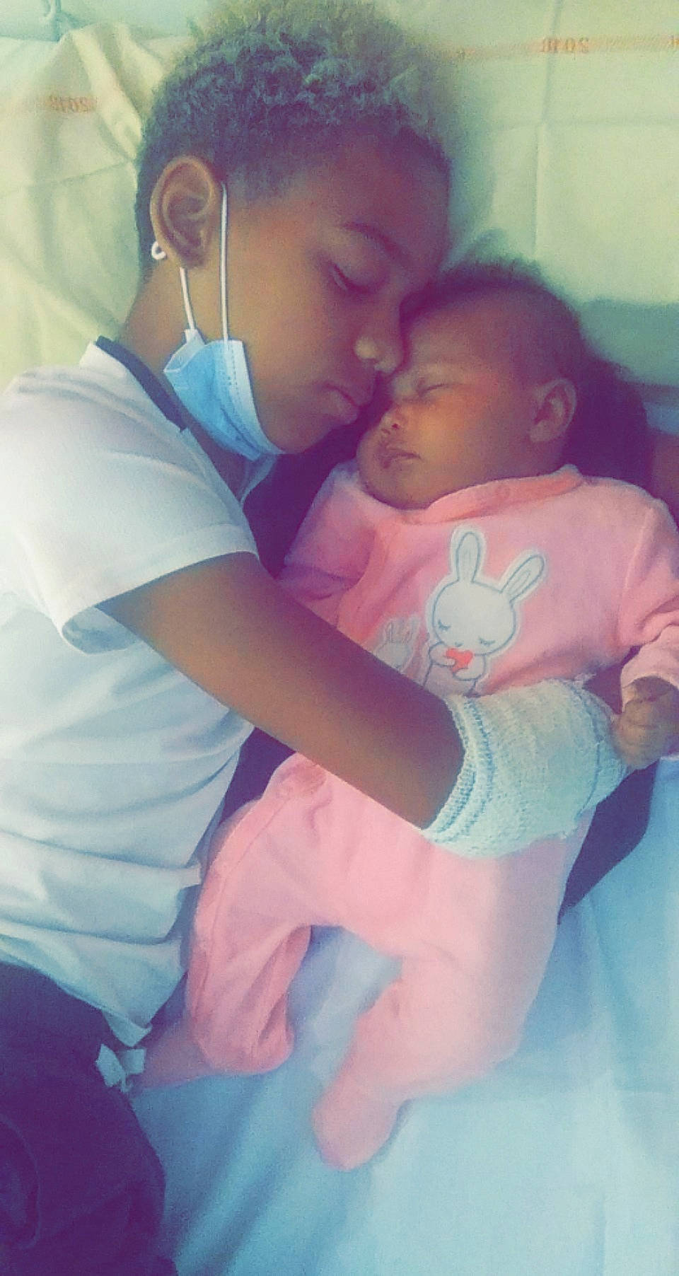 Kayla a rejoint le concours — aidez-le/la à gagner de superbes lots ! azure, baby, child, comfort, ear, eye, gesture, happy, head, interaction, iris, light, mouth, nose, organ, people, person, photograph, shoulder, skin