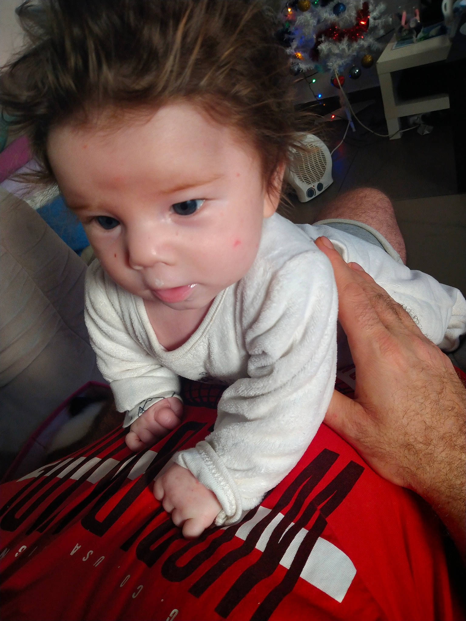 Keylan participe au concours pour gagner de l'argent avec cette photo : arm, baby, cheek, child, ear, eye, face, finger, hair, head, iris, mouth, nose, person, play, sitting, skin, smile, thumb, toddler