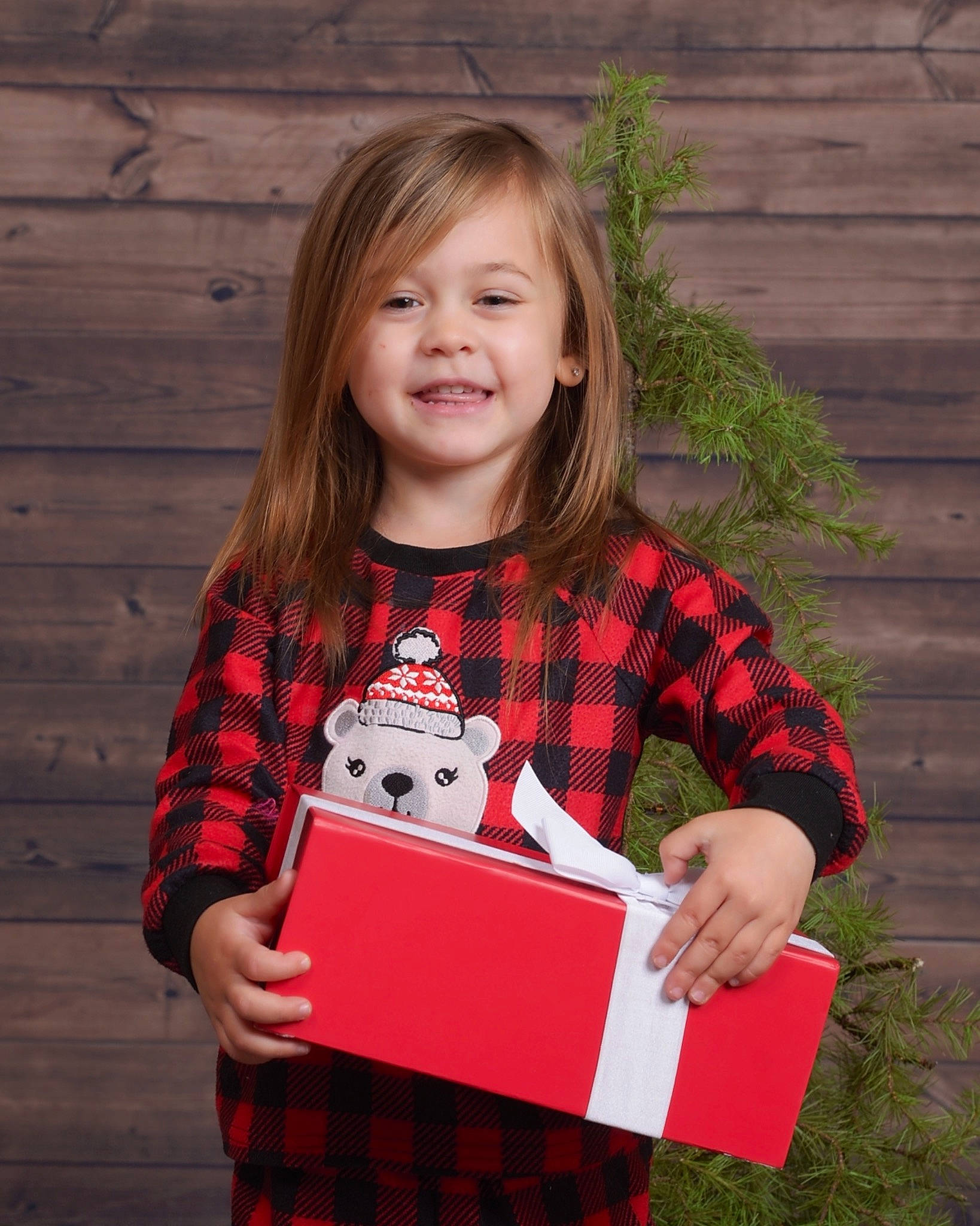 Adrijana is registered to the contest to win money with this photo: baby_toddler_clothing, box, brown_hair, carmine, design, hand, joy, paper, paper_product, pattern, person, plaid, red, sleeve, tartan