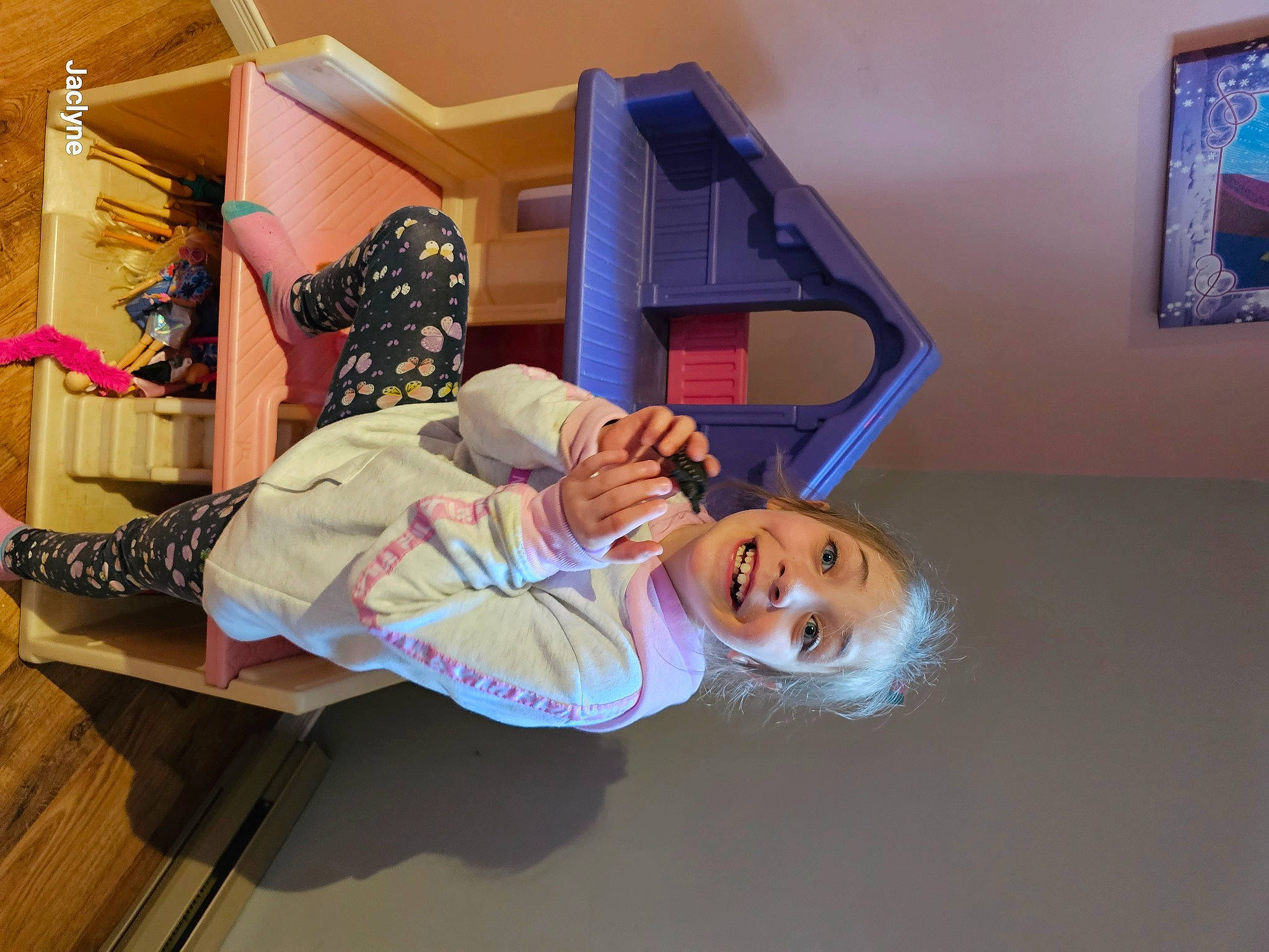 Malika a rejoint le concours — aidez-le/la à gagner de superbes lots ! art, building, child, comfort, elbow, fun, happy, house, human_leg, joy, leisure, person, picture_frame, room, shelf, shelving, smile, t_shirt, thigh, wood