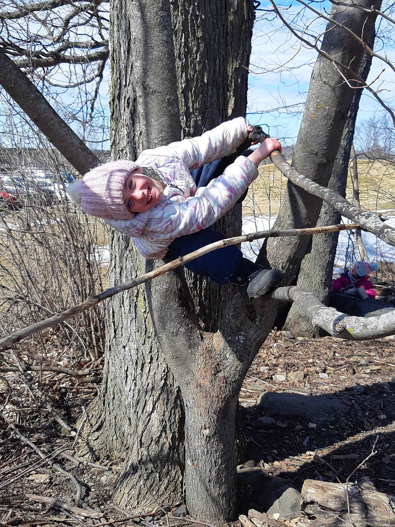 Malika participe au concours pour gagner de l'argent avec cette photo : birch_family, branch, deciduous, elbow, forest, fun, headwear, joy, northern_hardwood_forest, people_in_nature, person, plant, plant_stem, sky, soil, tree, trunk, twig, wood, woodland