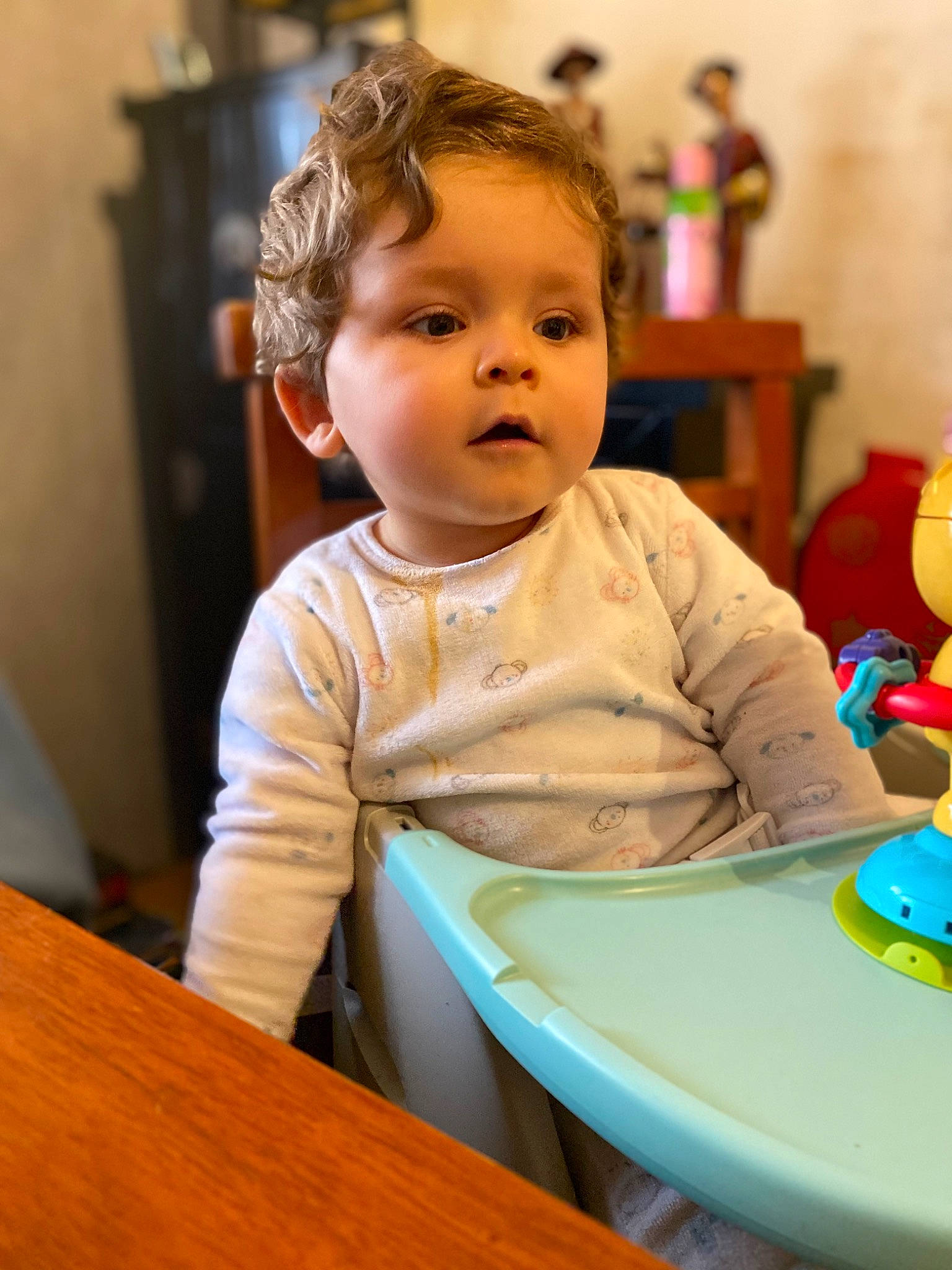 Yuri a rejoint le concours — aidez-le/la à gagner de superbes lots ! baby, baby_playing_with_toys, baby_toddler_clothing, chair, cheek, child, event, fun, hairstyle, happy, head, iris, leisure, person, room, sitting, skin, table, toddler, toy