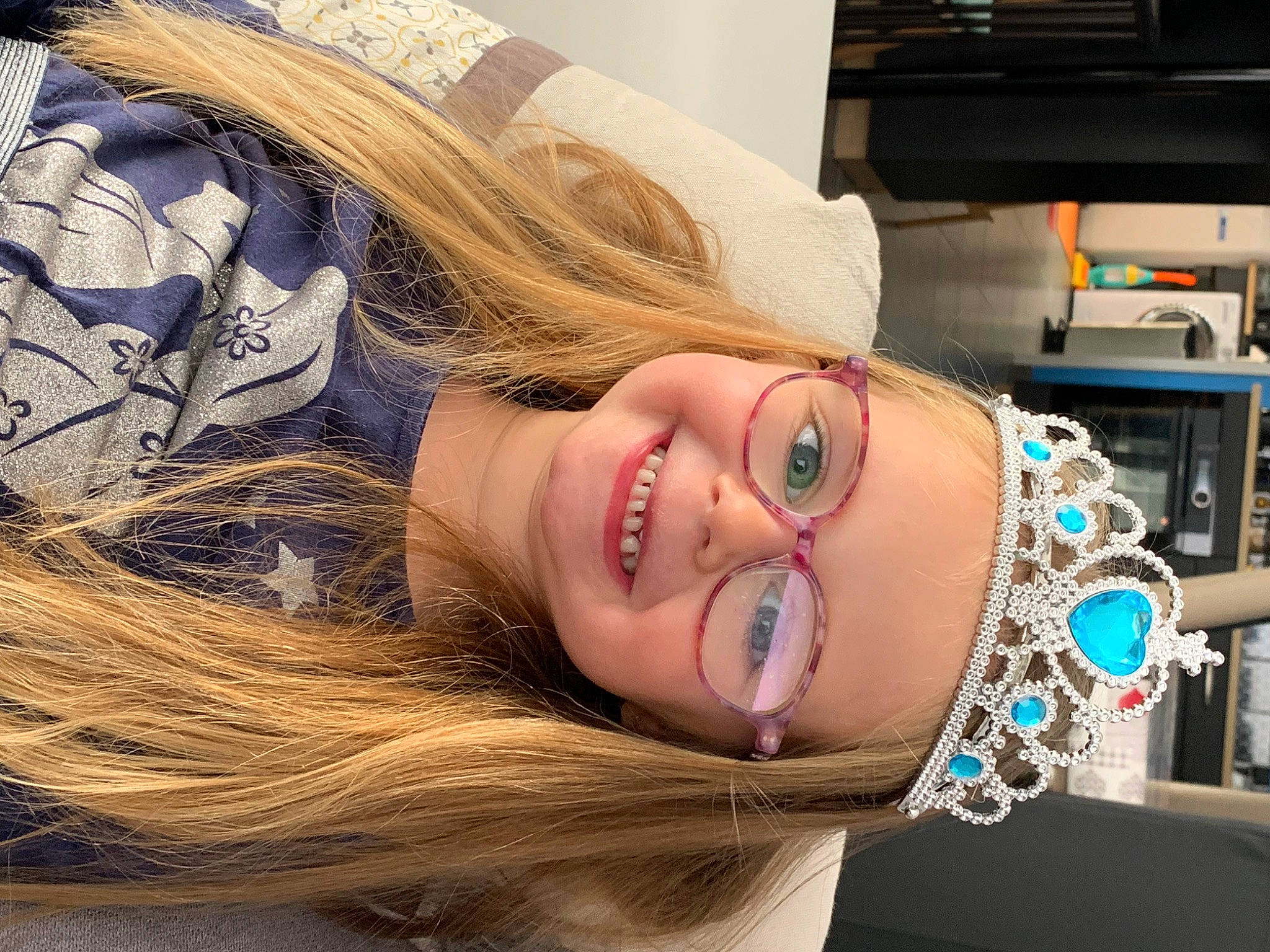 Meïlie participe au concours pour gagner de l'argent avec cette photo : chin, earrings, eye, eyebrow, eyelash, eyewear, flash_photography, happy, headwear, human_body, iris, jaw, joy, lip, makeover, mouth, neck, organ, person, skin