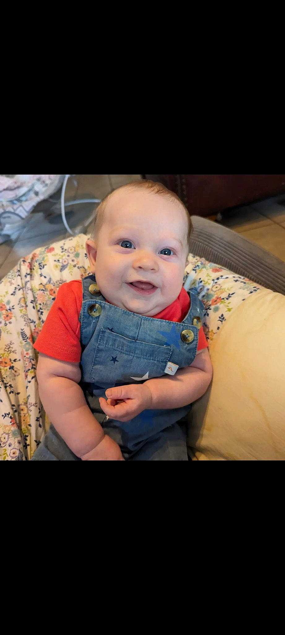 Jasper is registered to the contest to win money with this photo: abdomen, baby, baby_toddler_clothing, cheek, child, comfort, couch, electric_blue, eye, flash_photography, fun, happy, joy, pattern, person, room, sitting, skin, smile, t_shirt