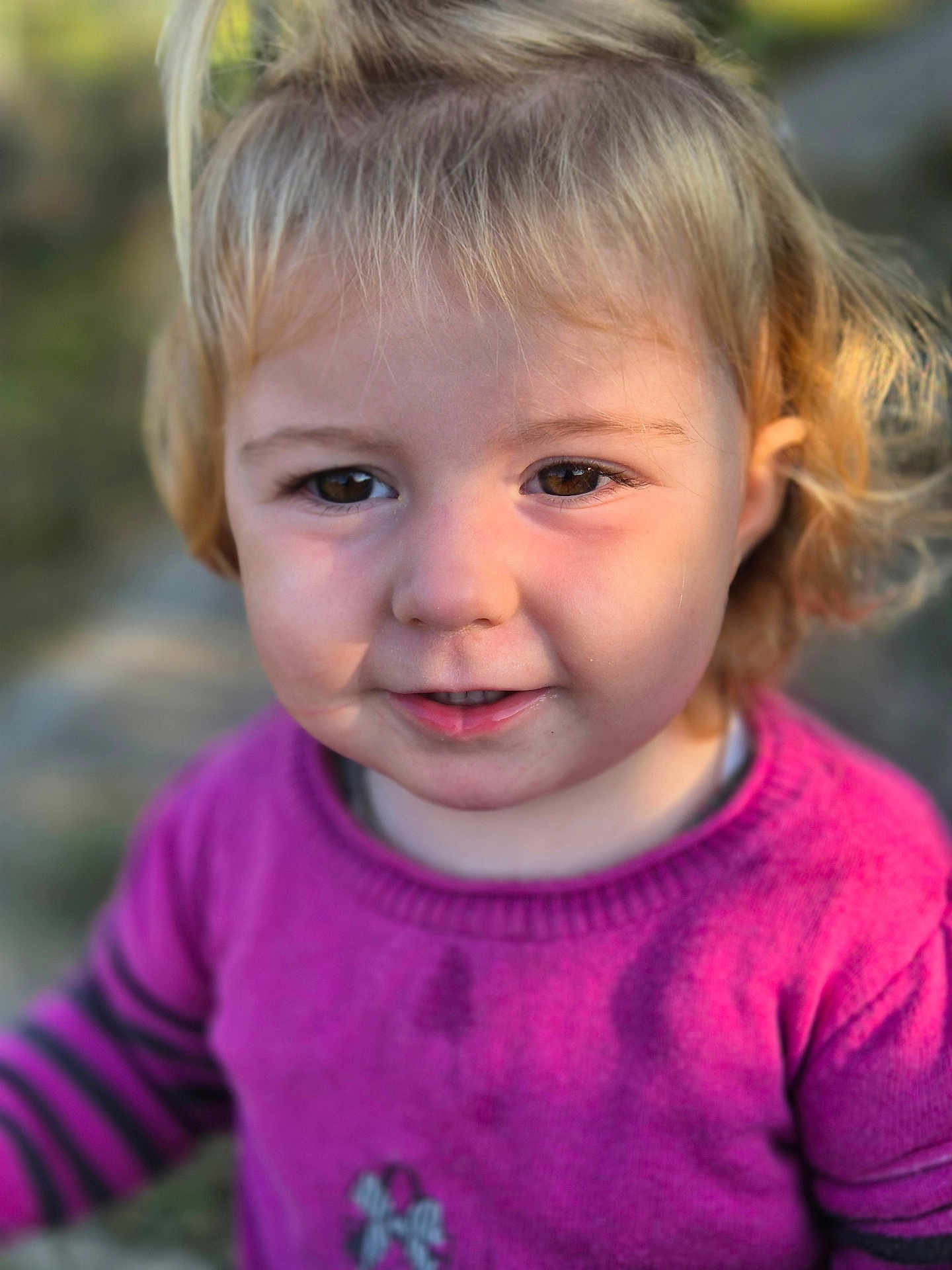 Cyanelle participe au concours pour gagner de l'argent avec cette photo : child, toddler, blonde_hair, pink_sweater, smiling, portrait, outdoor, cute, face, young_child, casual_clothing, young_person, happy, natural_light, closeup, headshot, baby, innocent, small_child, childhood