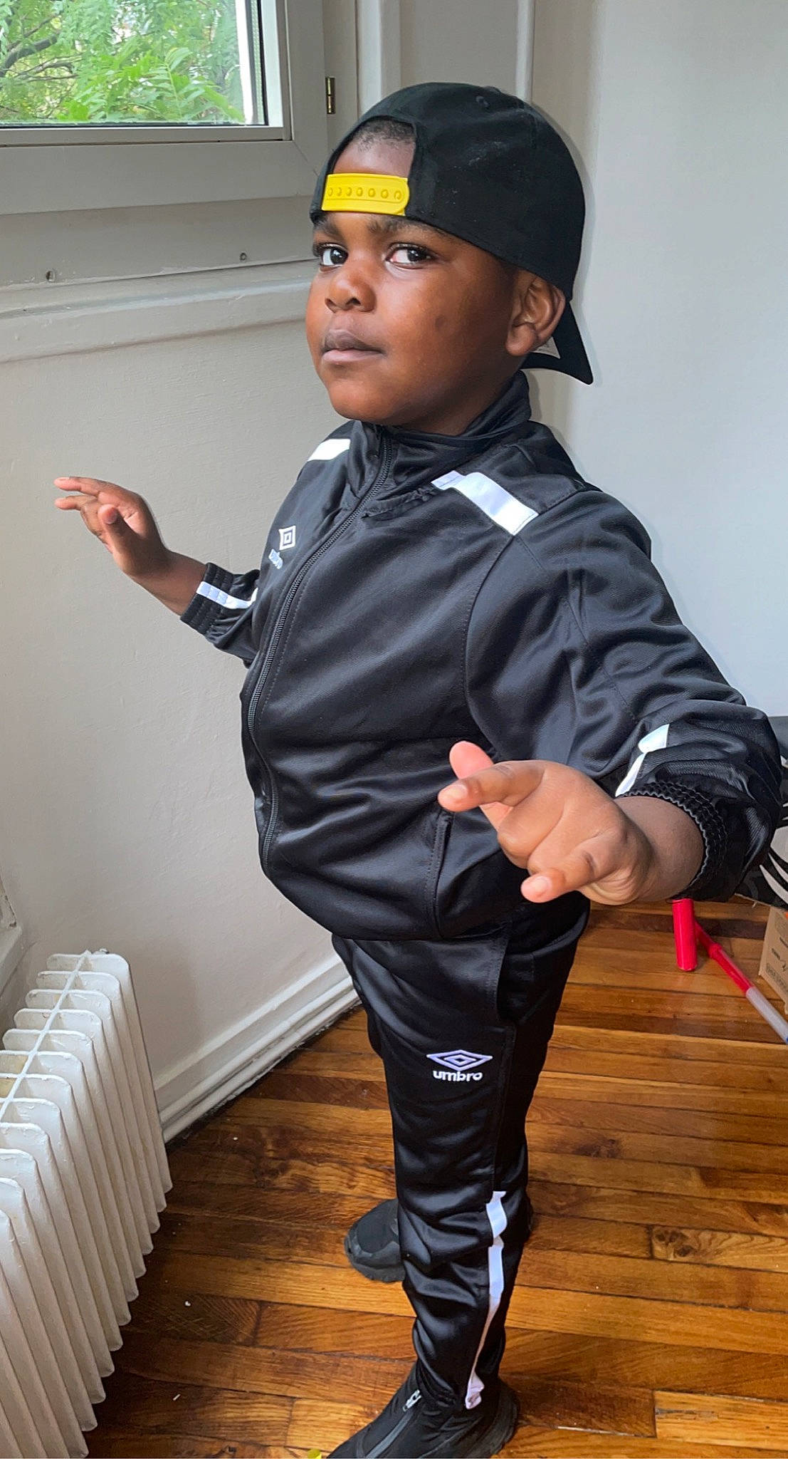 Keyron a rejoint le concours — aidez-le/la à gagner de superbes lots ! baseball_cap, blazer, cap, collar, dress_shirt, eyewear, fashion_design, formal_wear, gesture, hat, knee, person, personal_protective_equipment, sleeve, sportswear, street_fashion, thumb, uniform, waist, workwear