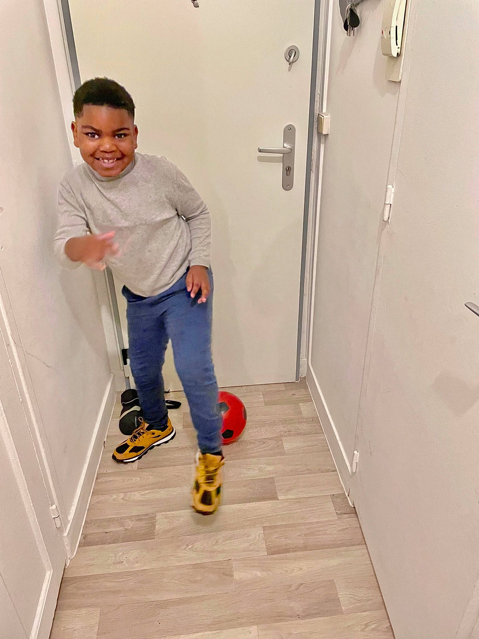 Keyron a rejoint le concours — aidez-le/la à gagner de superbes lots ! cleanliness, composite_material, door, elbow, fixture, flooring, footwear, gas, hardwood, house, joy, knee, outdoor_shoe, person, shoe, smile, sneakers, stairs, standing, walking_shoe