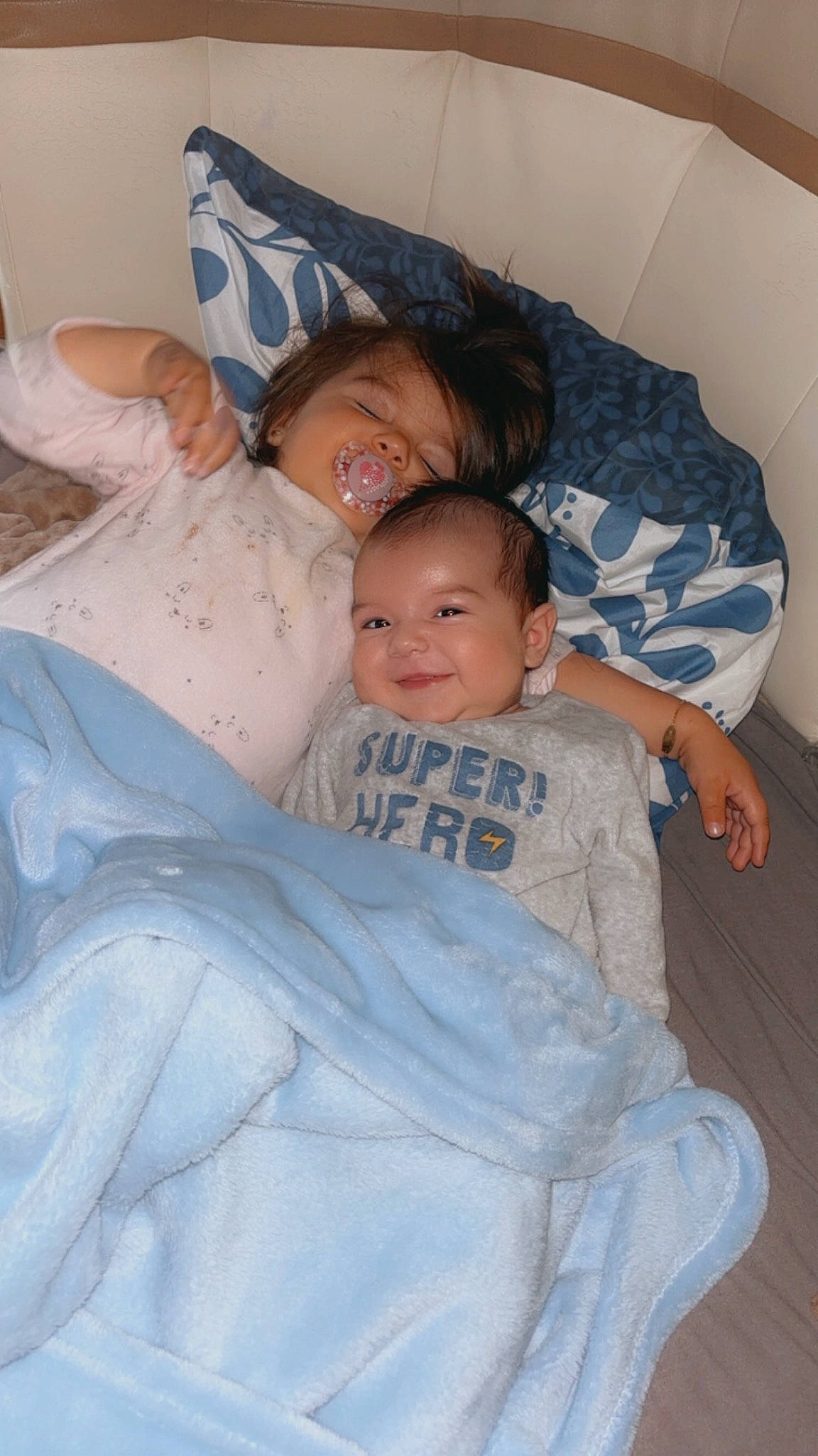 Hayden a rejoint le concours — aidez-le/la à gagner de superbes lots ! abdomen, baby, cheek, child, comfort, elbow, event, finger, fun, happy, head, joy, linens, person, sitting, skin, smile, t_shirt, textile, toddler