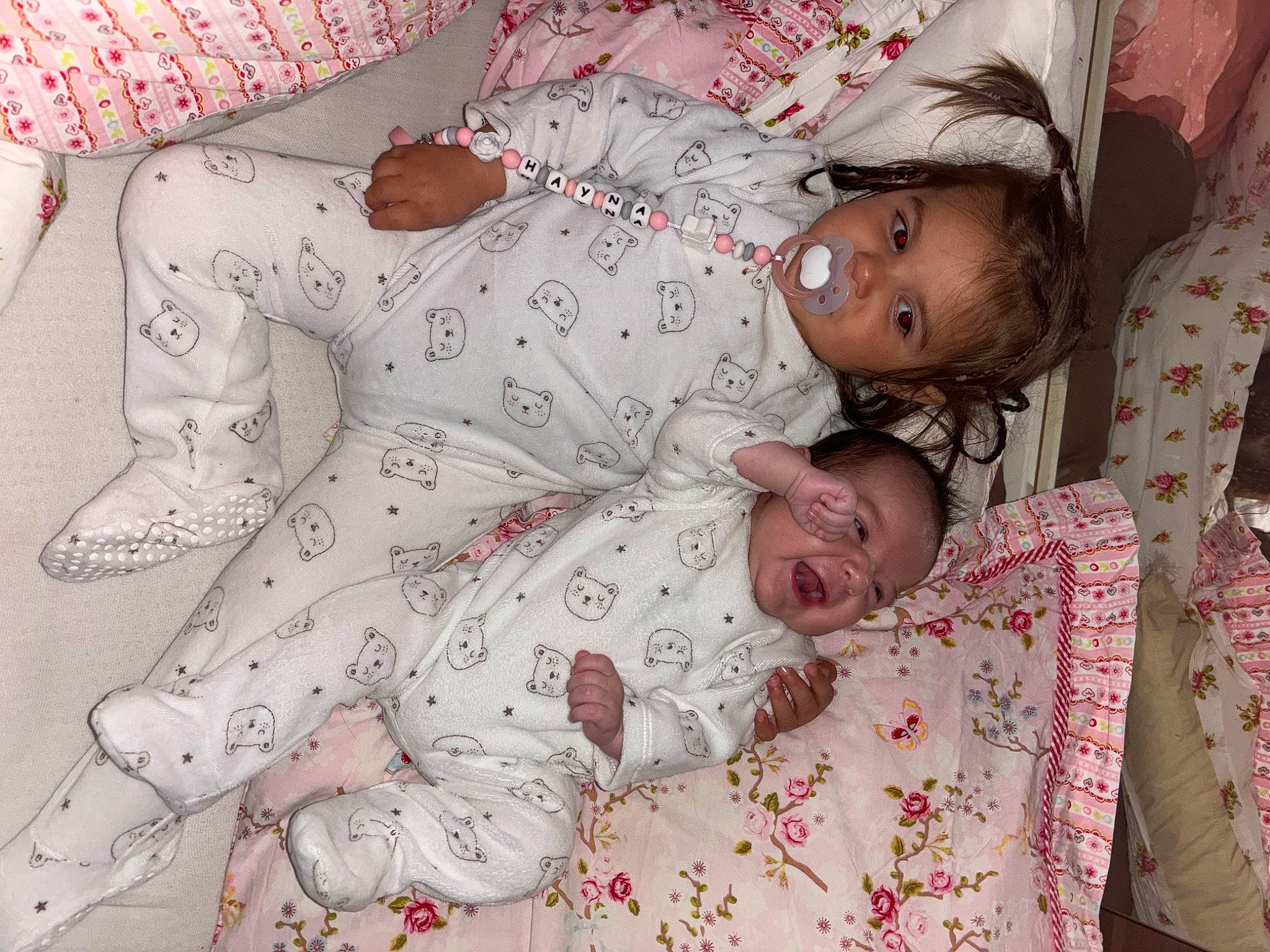 Hayden a rejoint le concours — aidez-le/la à gagner de superbes lots ! baby, bed_sheet, bedding, child, comfort, event, hand, happy, head, human_body, linens, nightwear, pattern, person, pink, room, sleeve, smile, textile, thigh