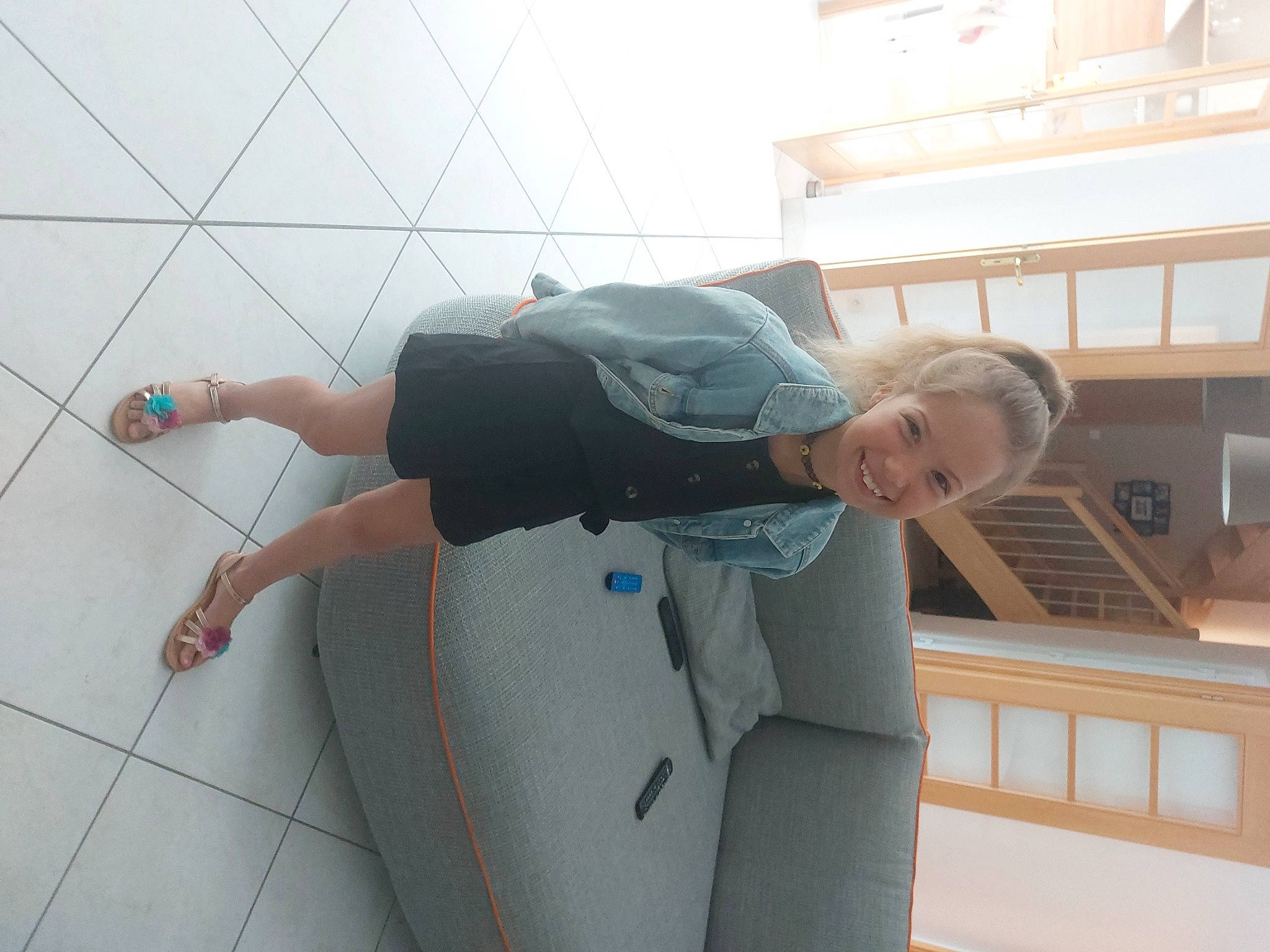 Lolita a rejoint le concours — aidez-le/la à gagner de superbes lots ! active_pants, adventure, ceiling, child, climbing, elbow, flooring, foot, fun, human_leg, joy, knee, person, personal_protective_equipment, recreation, sandal, sleeve, sweatpant, t_shirt, thigh