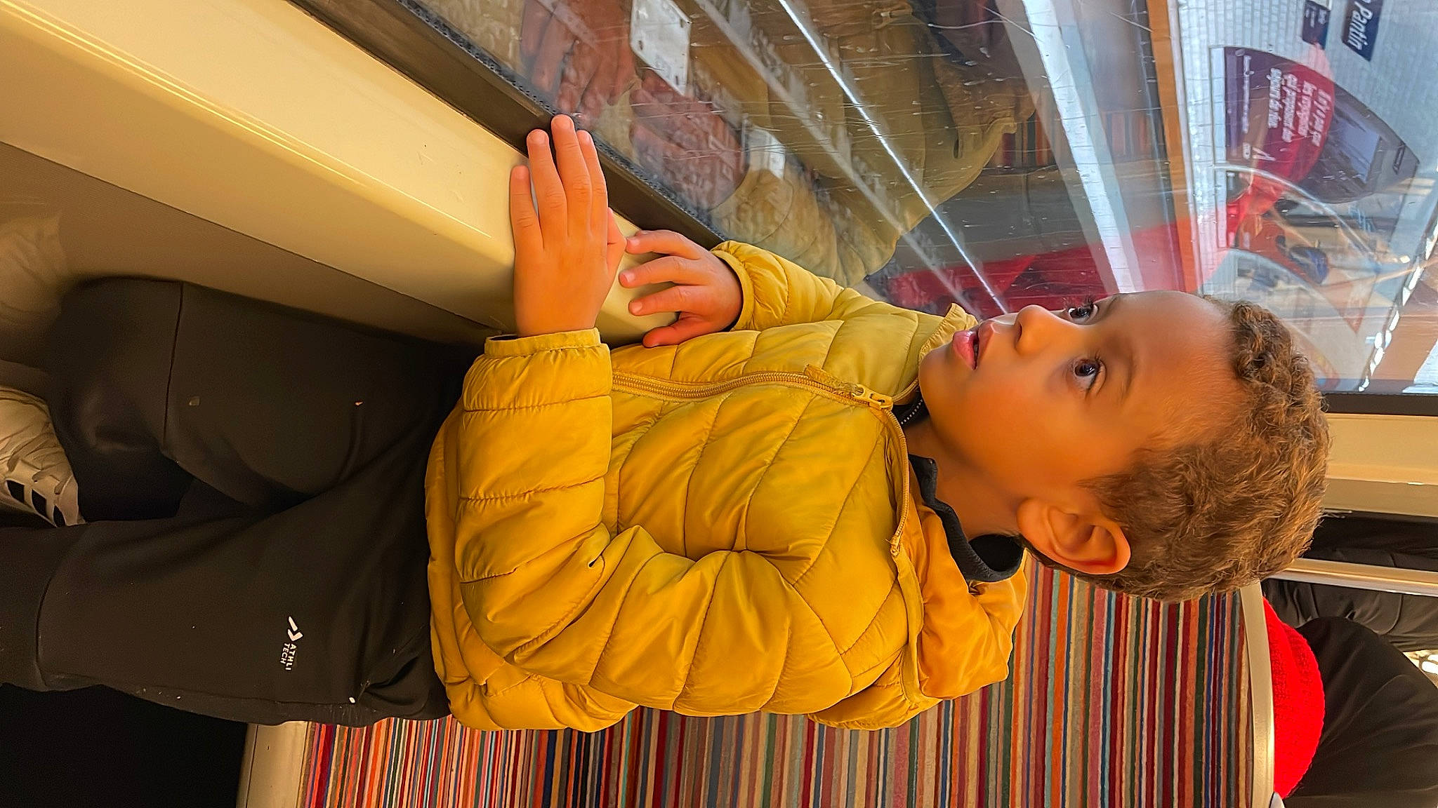 Yacine a rejoint le concours — aidez-le/la à gagner de superbes lots ! child, comfort, flooring, fun, gesture, human_body, human_leg, leisure, mouth, orange, person, room, sitting, toddler, wood