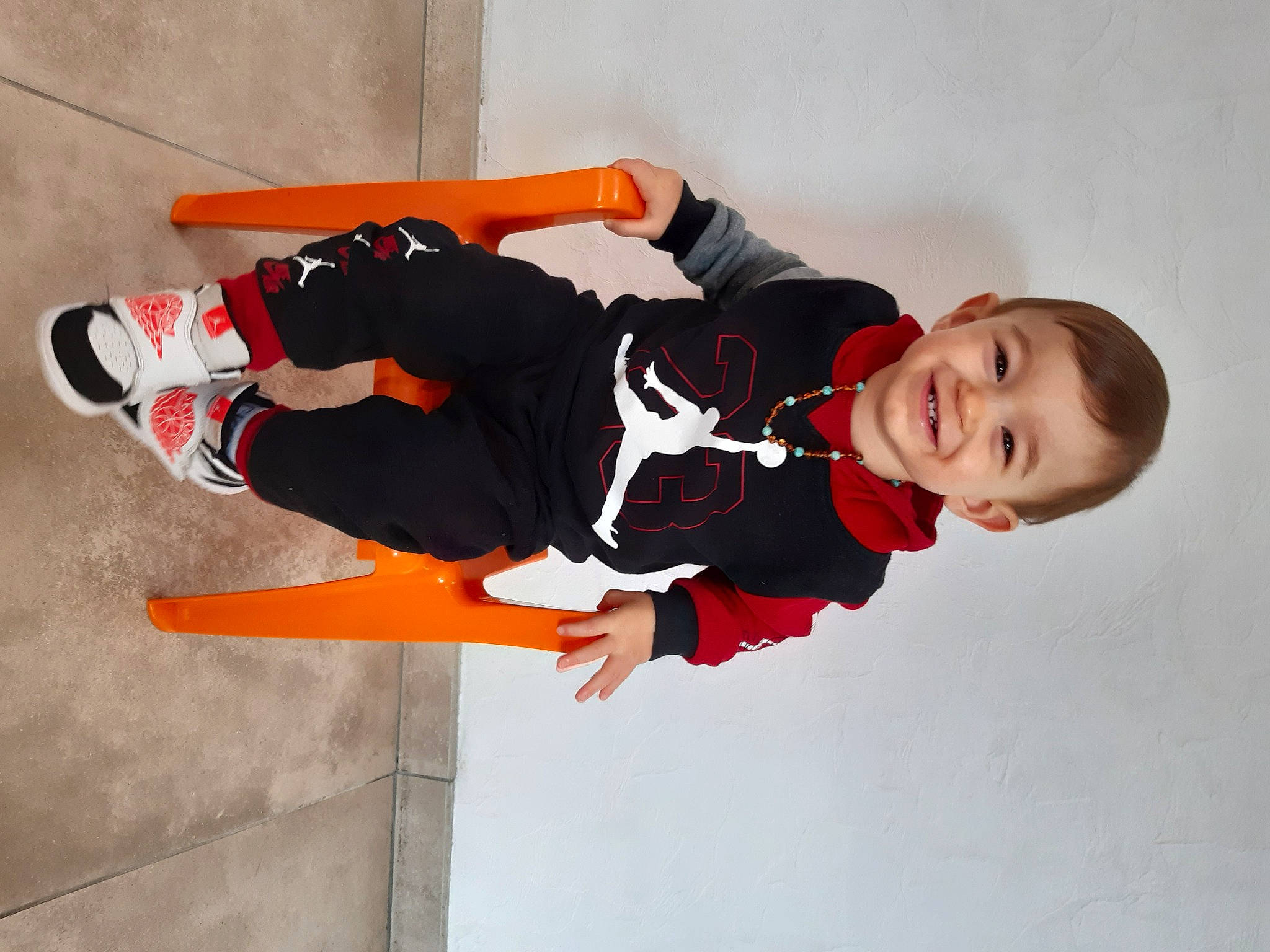 Enaël participe au concours pour gagner de l'argent avec cette photo : baby_toddler_clothing, carmine, elbow, fun, happy, joy, knee, orange, person, sleeve, smile, sportswear, t_shirt, thigh, toddler, uniform, walking_shoe
