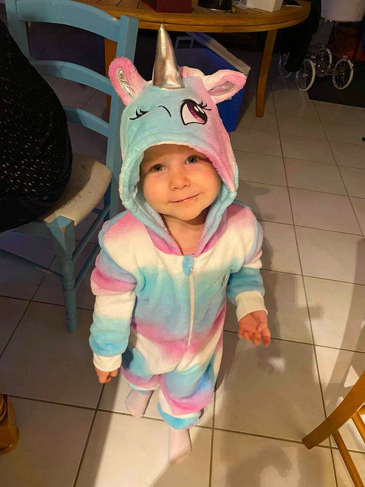 Lizéa participe au concours pour gagner de l'argent avec cette photo : baby_toddler_clothing, costume, costume_accessory, costume_hat, floor, flooring, headwear, hood, joy, party_supply, person, toddler