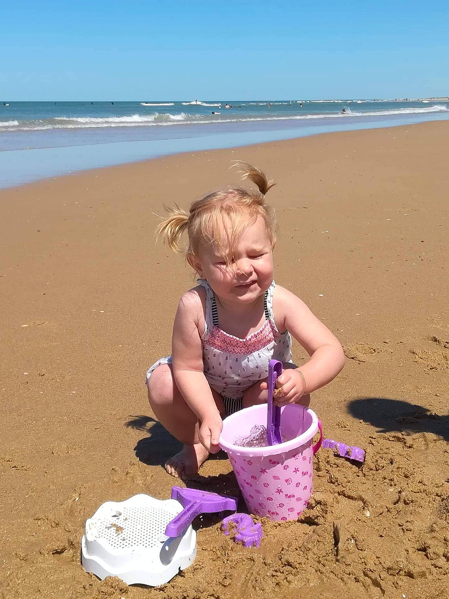 Lizéa participe au concours pour gagner de l'argent avec cette photo : baby, bay, beach, bucket, coast, coastal_and_oceanic_landforms, fun, holiday, ocean, people_on_beach, person, sand, sea, shoal, shore, singing_sand, summer, toddler, tropics, vacation