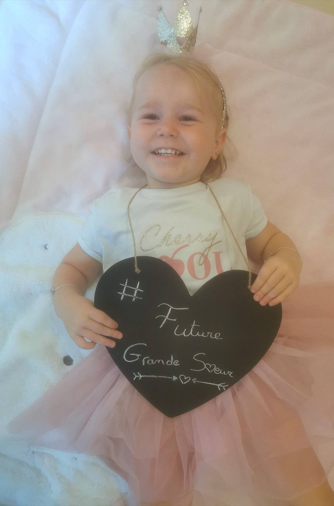 Lizéa participe au concours pour gagner de l'argent avec cette photo : baby, baby_products, baby_toddler_clothing, child, child_model, day_dress, embellishment, facial_expression, hair_accessory, happy, headpiece, heart, iris, joy, love, one_piece_garment, organ, pattern, person, pink