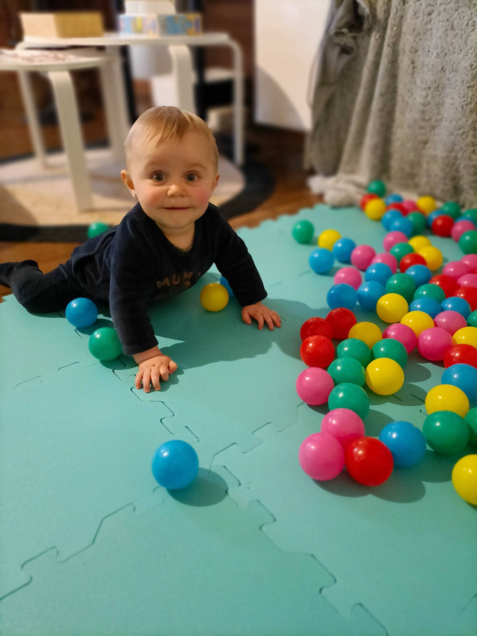 Kenzo participe au concours pour gagner de l'argent avec cette photo : baby, baby_playing_with_toys, ball, chair, child, flooring, fun, games, indoor_games_and_sports, leisure, people, person, play, recreation, recreation_room, room, sports_equipment, table, toddler, toy