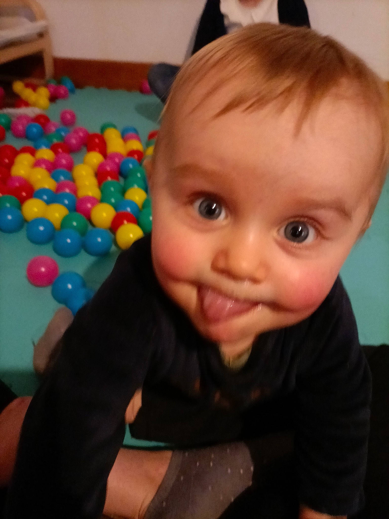 Kenzo a rejoint le concours — aidez-le/la à gagner de superbes lots ! arm, baby, baby_toddler_clothing, ball_pit, cheek, child, cloud, eyelash, finger, fun, happy, human_body, iris, nose, person, skin, sleeve, smile, t_shirt, toddler