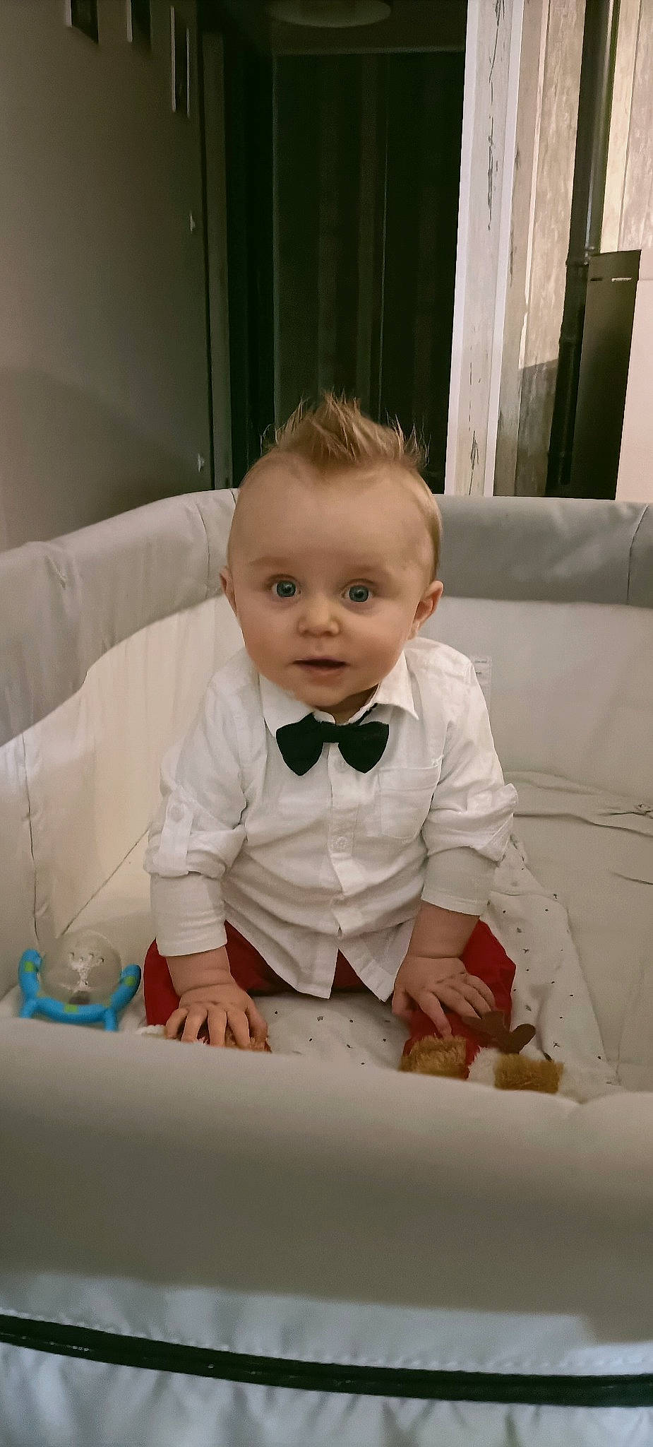 Kenzo participe au concours pour gagner de l'argent avec cette photo : baby, baby_toddler_clothing, cheek, child, comfort, couch, dress, dress_shirt, flooring, fun, happy, human_body, linens, mammal, person, product, room, sitting, sleeve, smile