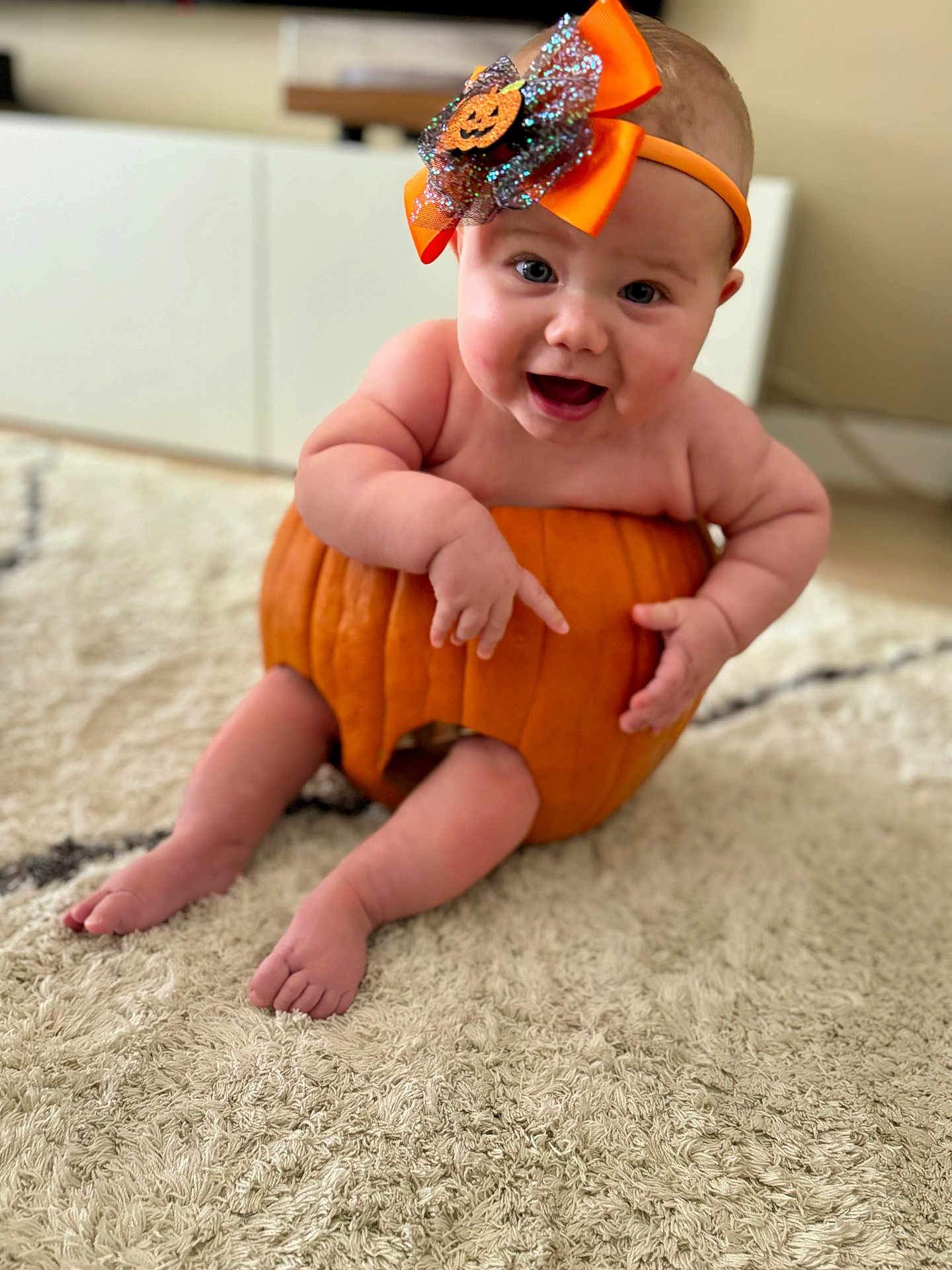Marceau a rejoint le concours — aidez-le/la à gagner de superbes lots ! baby, pumpkin, headband, orange, carpet, smile, happy, cute, indoor, child, festive, holiday, halloween, infant, person, legs, hands, face, decor, costume