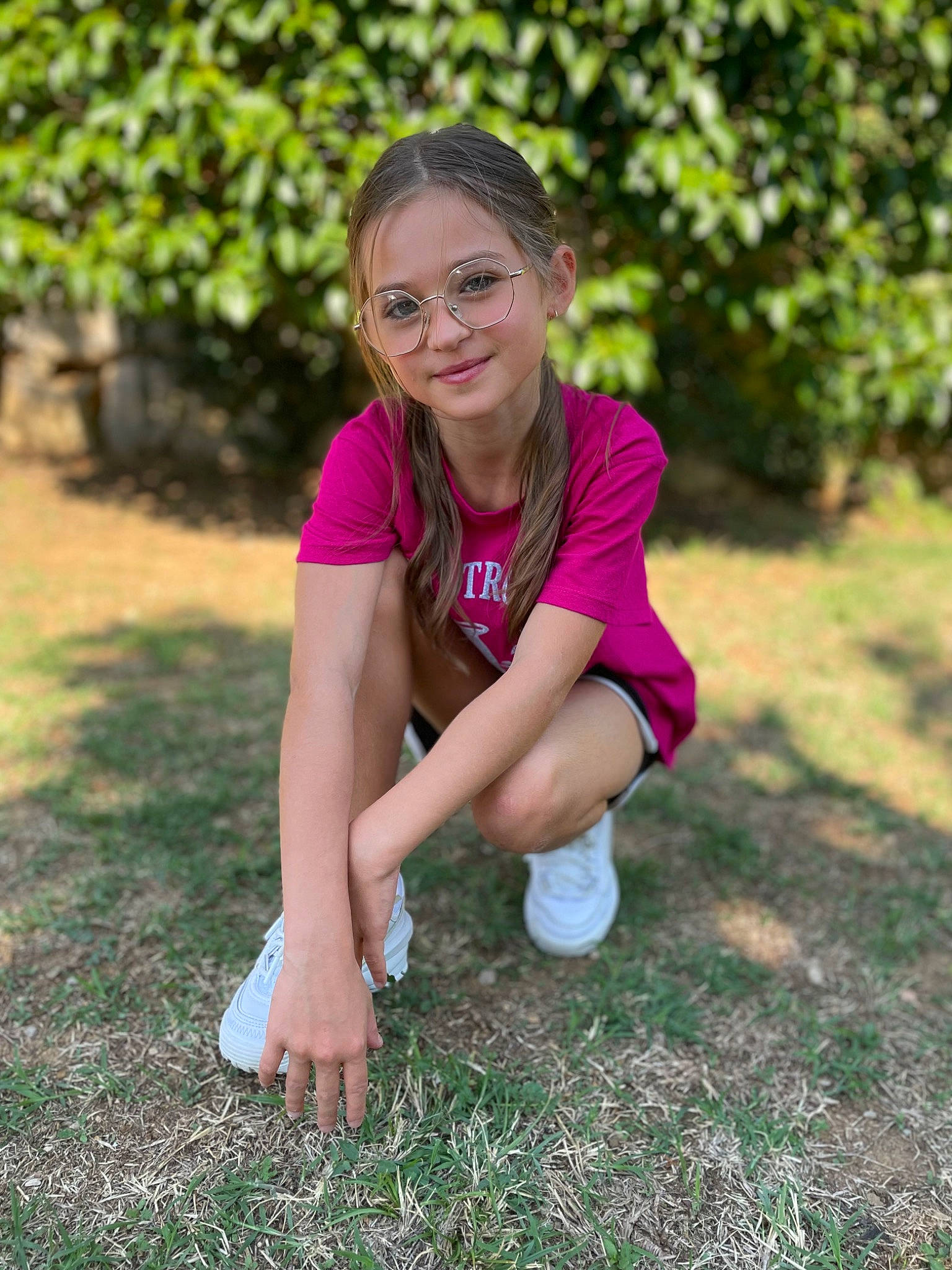 Shayana a rejoint le concours — aidez-le/la à gagner de superbes lots ! arm, eyewear, face, fawn, glasses, grass, hair, hand, happy, head, human_body, joy, leg, people_in_nature, person, plant, shorts, smile, sneakers, t_shirt