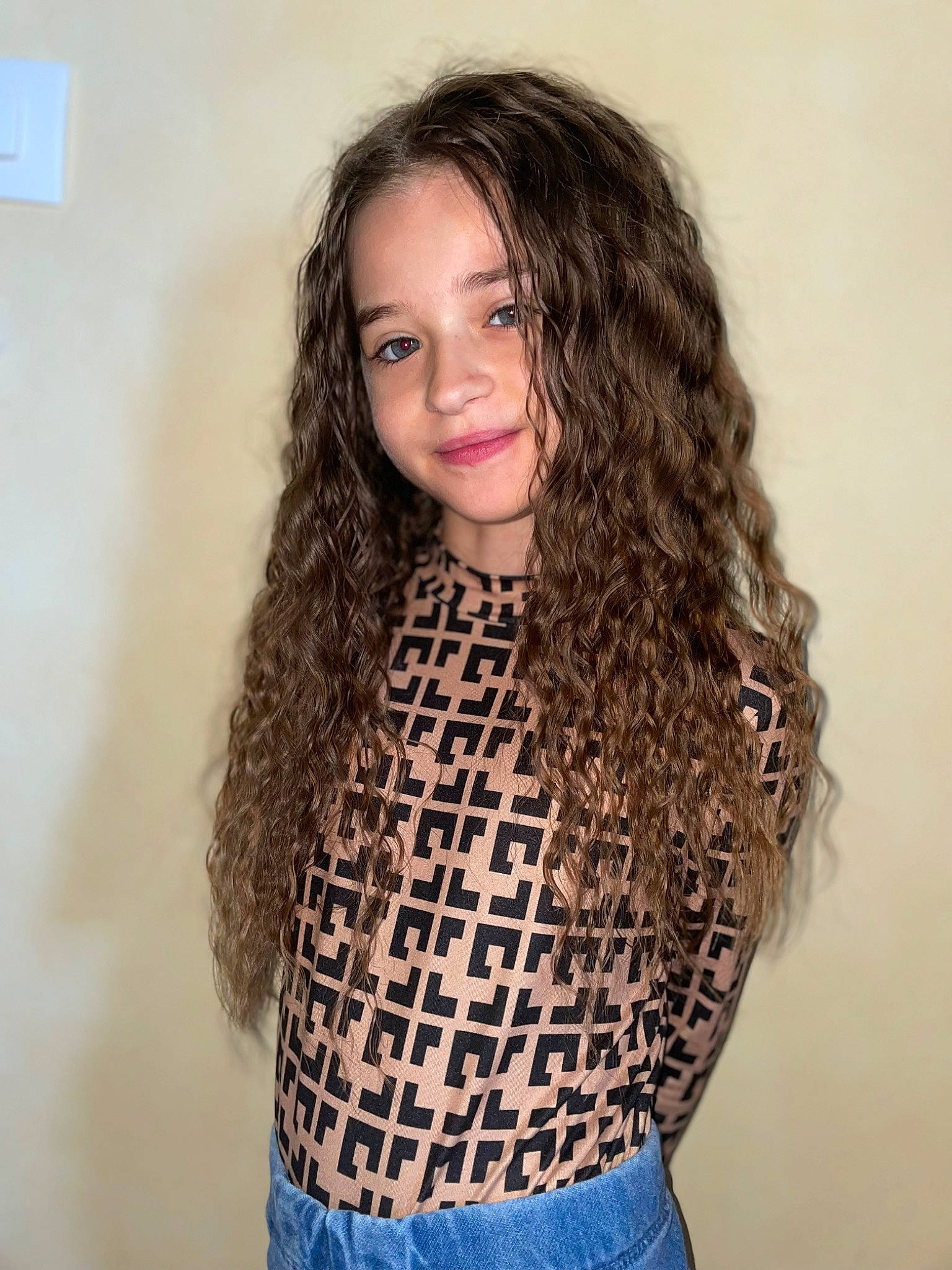 Shayana a rejoint le concours — aidez-le/la à gagner de superbes lots ! artificial_hair_integrations, black_hair, denim, electric_blue, eyelash, fashion_design, happy, jeans, joy, lace_wig, layered_hair, lip, long_hair, neck, person, ringlet, sleeve, smile, step_cutting, surfer_hair