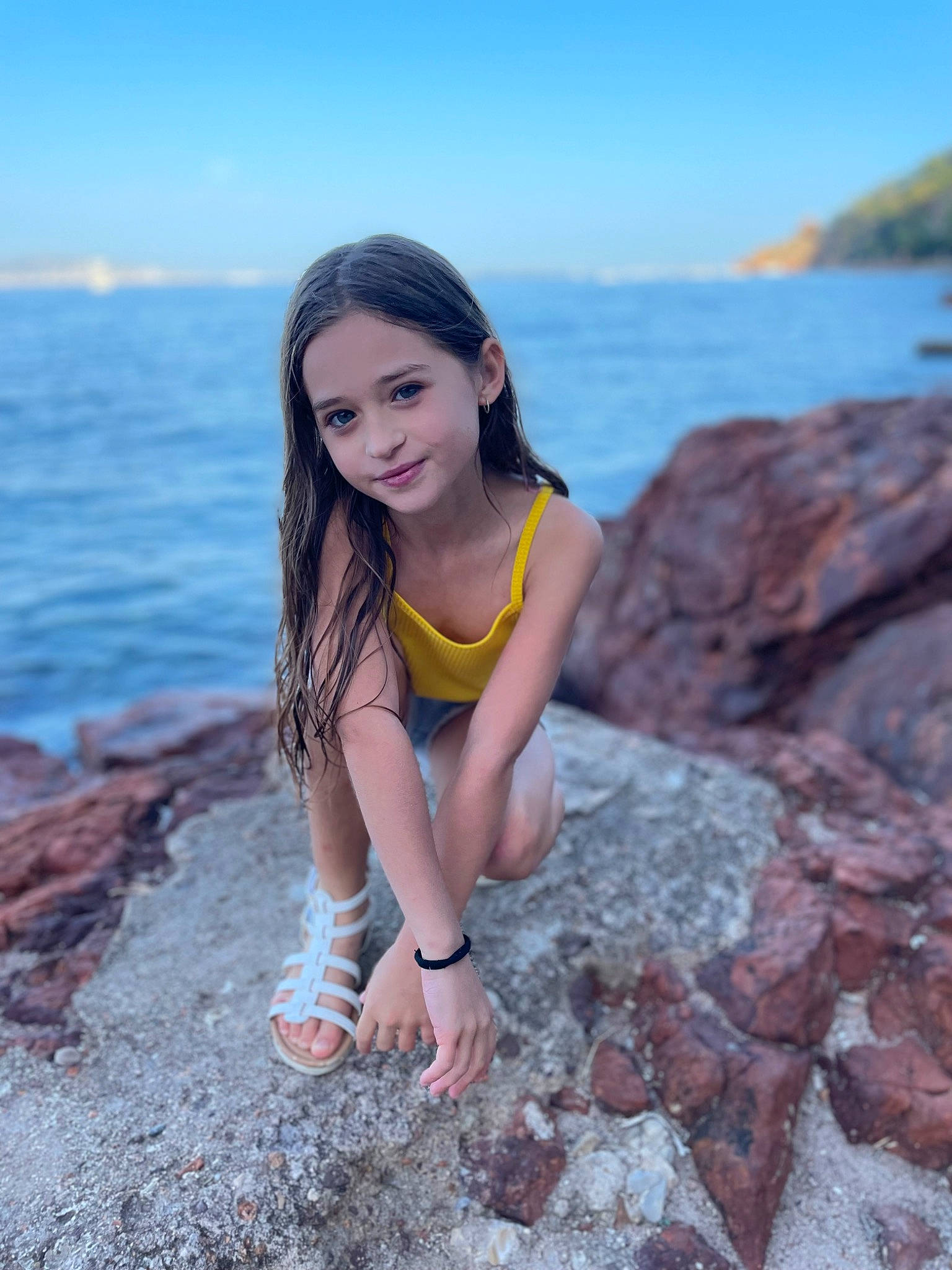 Shayana a rejoint le concours — aidez-le/la à gagner de superbes lots ! azure, bedrock, black_hair, coastal_and_oceanic_landforms, dress, electric_blue, eye, face, flash_photography, happy, head, joy, leg, leisure, long_hair, people_in_nature, person, sky, smile, thigh