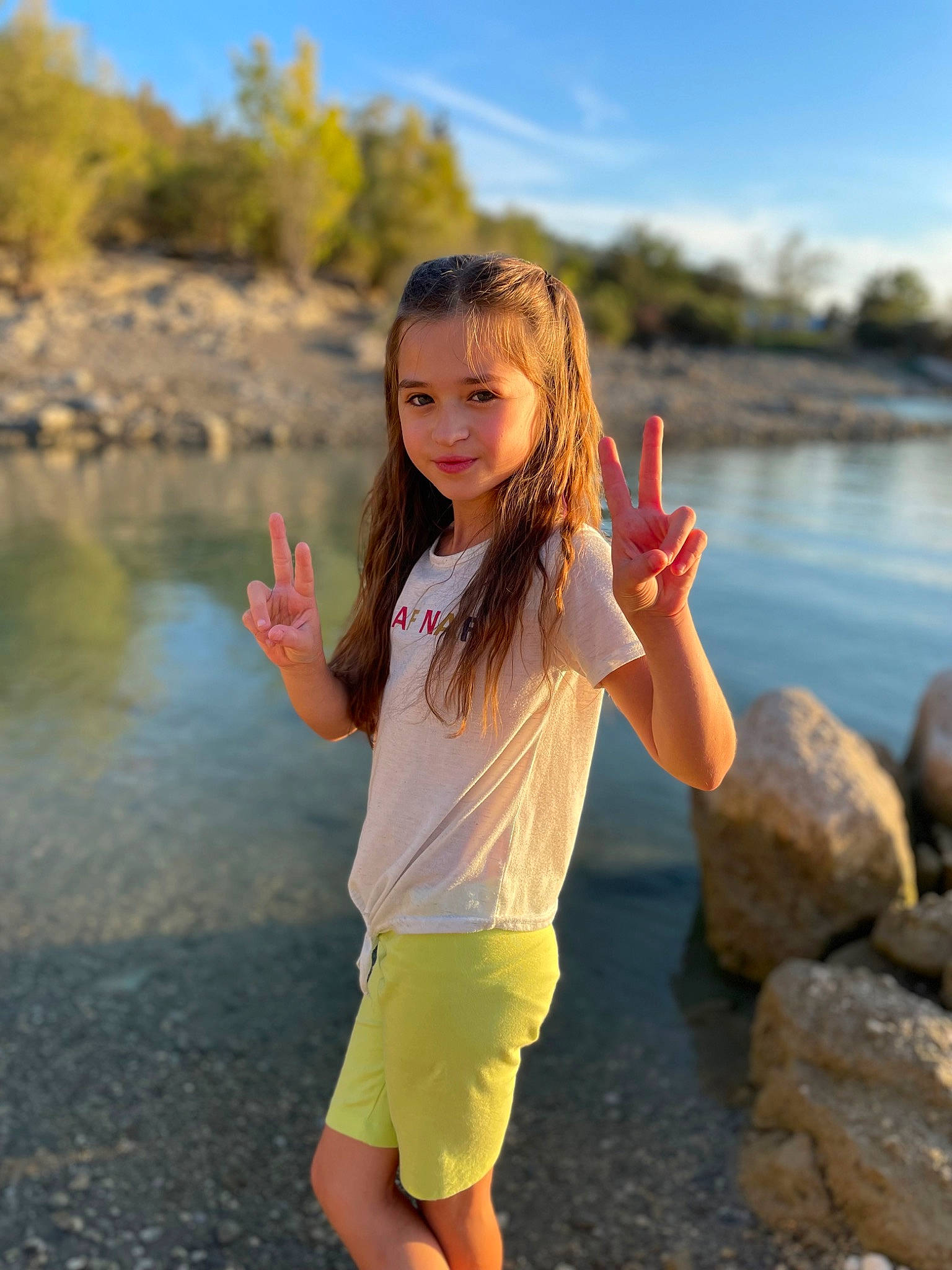 Shayana a rejoint le concours — aidez-le/la à gagner de superbes lots ! bank, body_of_water, eye, flash_photography, fun, grass, hand, happy, lake, leaf, leisure, people_in_nature, person, shorts, sky, sleeve, sunlight, t_shirt, travel, tree