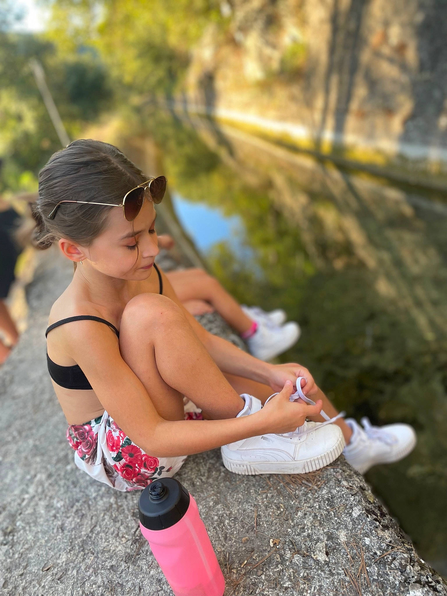 Shayana a rejoint le concours — aidez-le/la à gagner de superbes lots ! eyewear, glasses, goggles, grass, happy, human_leg, knee, leg, leisure, people_in_nature, person, plant, recreation, shorts, sneakers, sock, sportswear, sunglasses, thigh, tree