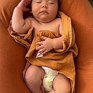 Charles a rejoint le concours — aidez-le/la à gagner de superbes lots ! baby, sleeping, blanket, orange, diaper, infant, cushion, peaceful, resting, skin, hand, legs, soft, comfort, cute, child, portrait, indoors, closeup, relaxation
