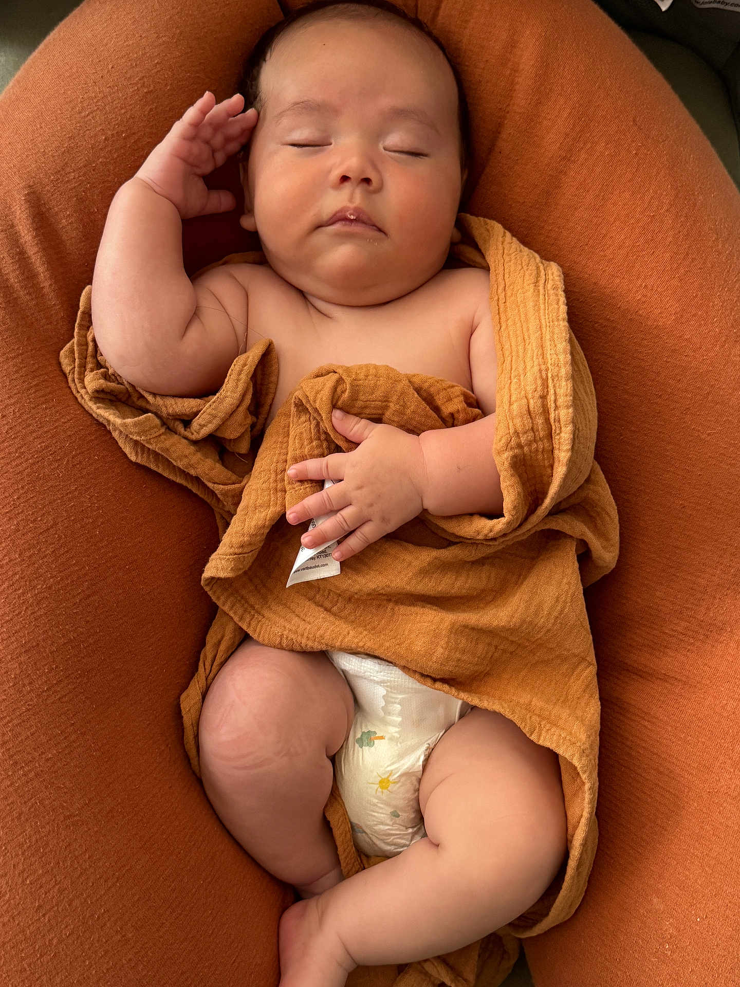 Charles a rejoint le concours — aidez-le/la à gagner de superbes lots ! baby, sleeping, blanket, orange, diaper, infant, cushion, peaceful, resting, skin, hand, legs, soft, comfort, cute, child, portrait, indoors, closeup, relaxation