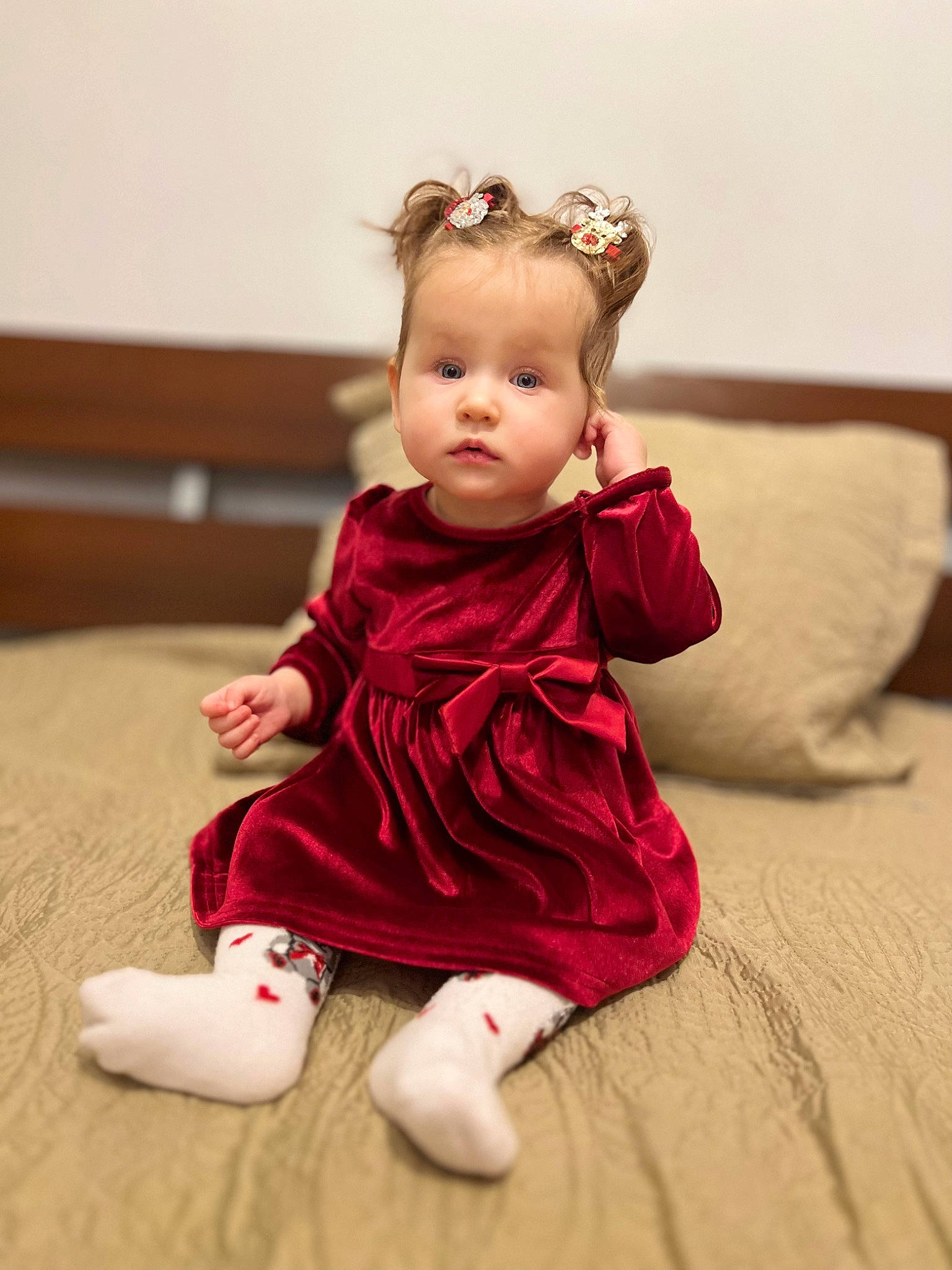 Valérie a rejoint le concours — aidez-le/la à gagner de superbes lots ! baby, baby_toddler_clothing, cheek, chin, dress, eye, face, flash_photography, flooring, happy, human_leg, iris, neck, one_piece_garment, person, pink, shoulder, skin, sleeve, toddler