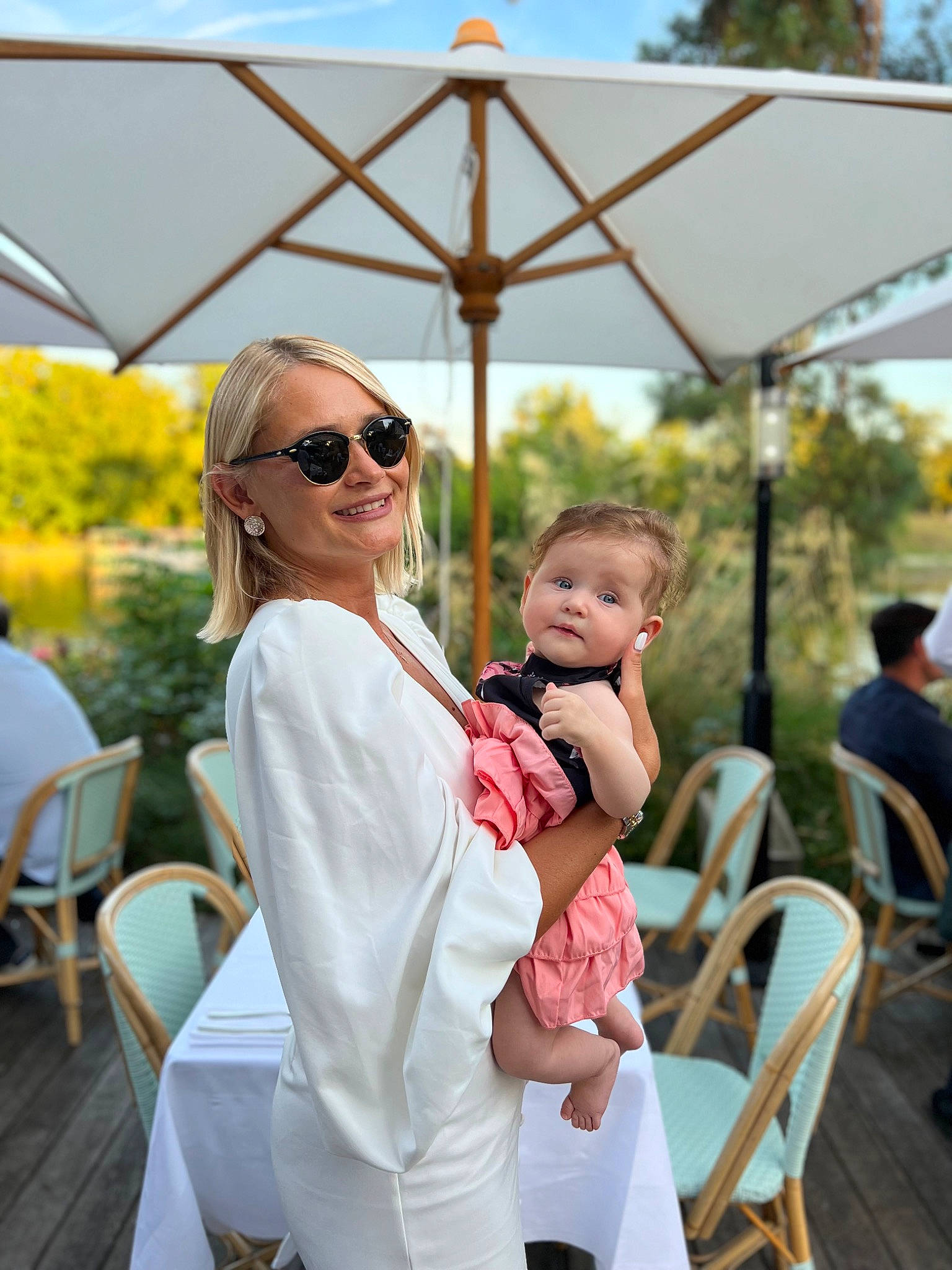 Valérie participe au concours pour gagner de l'argent avec cette photo : baby, chair, child, event, eyewear, formal_wear, fun, furniture, glasses, goggles, grass, happy, joy, leisure, person, recreation, sky, smile, sunglasses, toddler