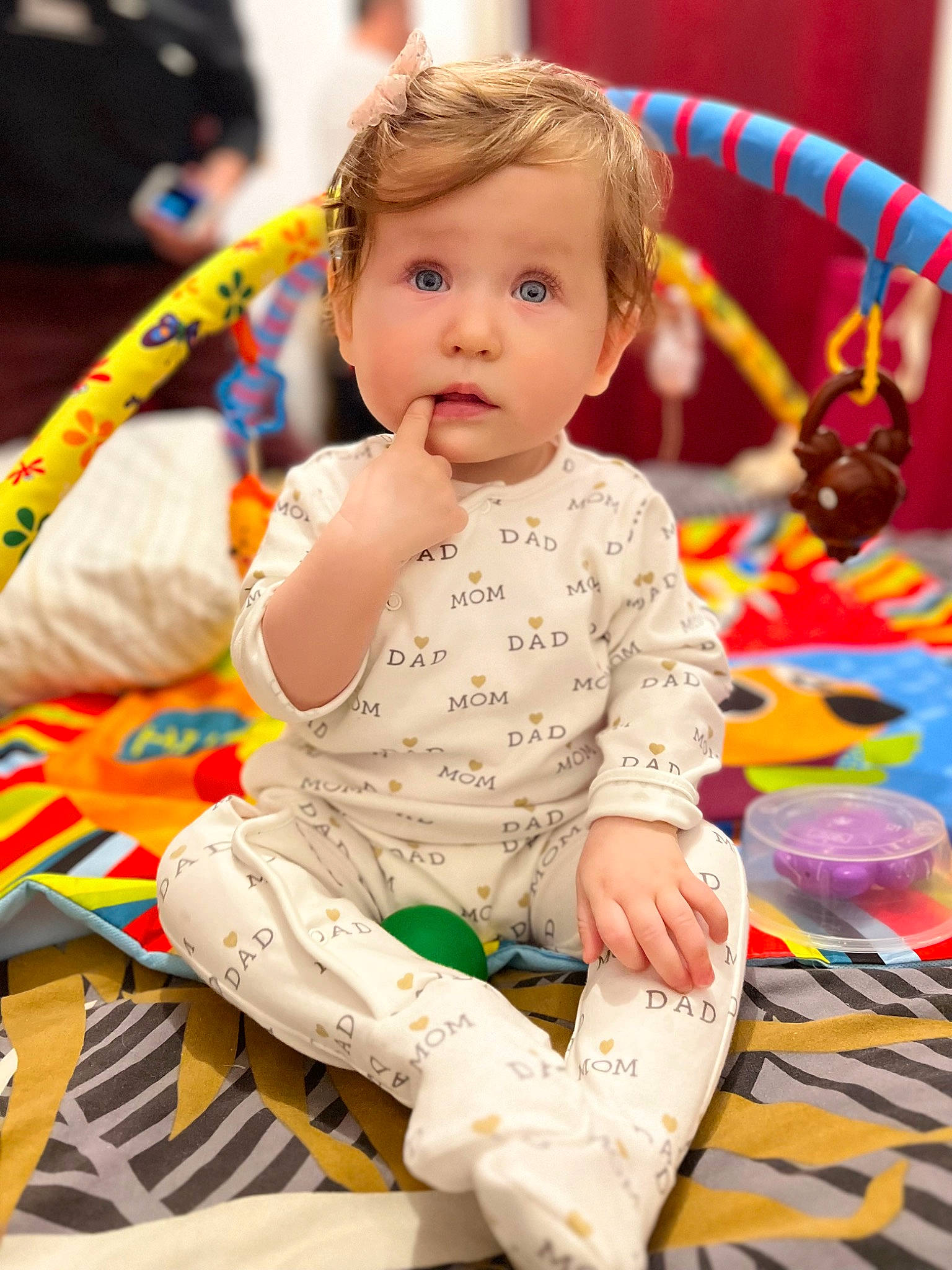 Valérie a rejoint le concours — aidez-le/la à gagner de superbes lots ! baby, baby_products, baby_toddler_clothing, cheek, child, event, facial_expression, flooring, foot, fun, happy, leisure, pattern, person, play, room, sitting, skin, sleeve, sock