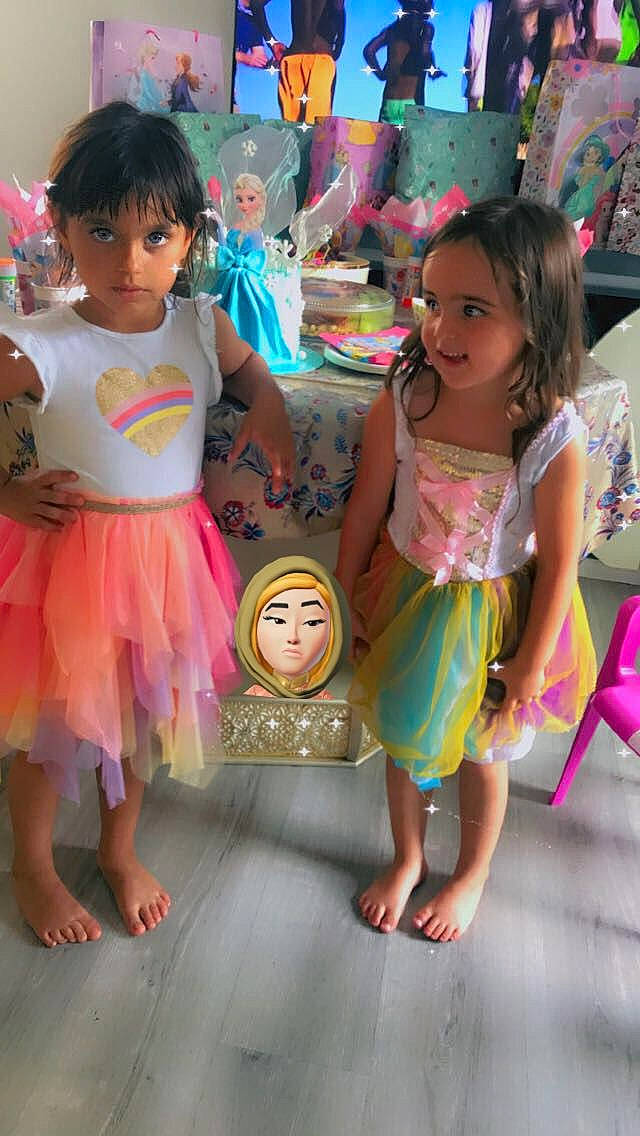 Assia a rejoint le concours — aidez-le/la à gagner de superbes lots ! adaptation, child, event, facial_expression, friendship, fun, happy, kindergarten, leg, leisure, person, pink, play, public_space, purple, sandal, skin, summer, t_shirt, textile