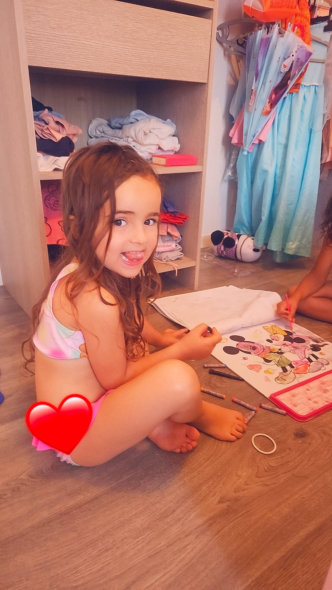 Assia a rejoint le concours — aidez-le/la à gagner de superbes lots ! abdomen, beauty, child, floor, flooring, foot, fun, happy, hat, human_leg, joy, knee, long_hair, magenta, person, pink, shelf, shoe, smile, thigh