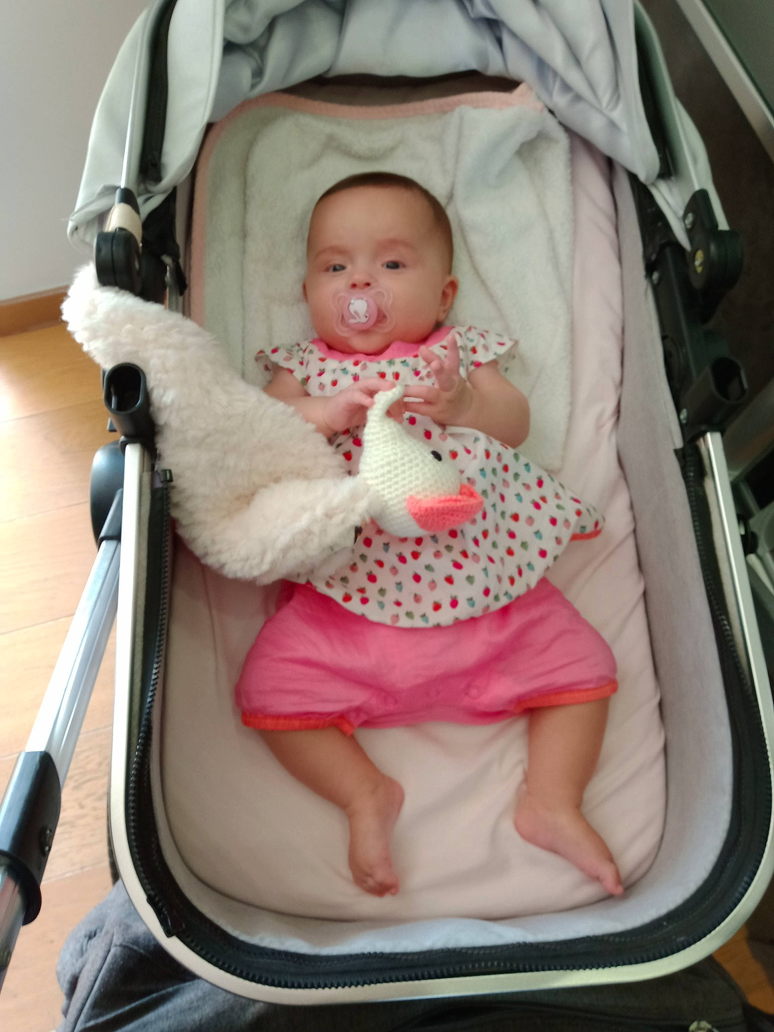 Victoria a rejoint le concours — aidez-le/la à gagner de superbes lots ! baby, baby_carriage, baby_products, baby_safety, baby_sleeping, baby_toddler_clothing, cheek, comfort, cradle, eye, human, human_body, infant_bed, person, photograph, pink, product, skin, textile, toddler