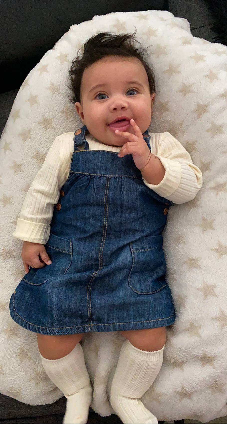 Néviah a rejoint le concours — aidez-le/la à gagner de superbes lots ! arm, baby_toddler_clothing, cheek, collar, dress, dress_shirt, grey, hand, head, joint, lip, neck, nose, outerwear, person, photograph, skin, sleeve, standing, textile