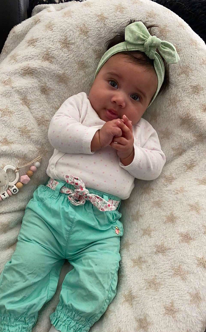 Néviah participe au concours pour gagner de l'argent avec cette photo : abdomen, baby, baby_products, baby_toddler_clothing, child, comfort, eye, grass, head, linens, outerwear, pattern, person, sitting, skin, sleeve, t_shirt, textile, toddler, tree