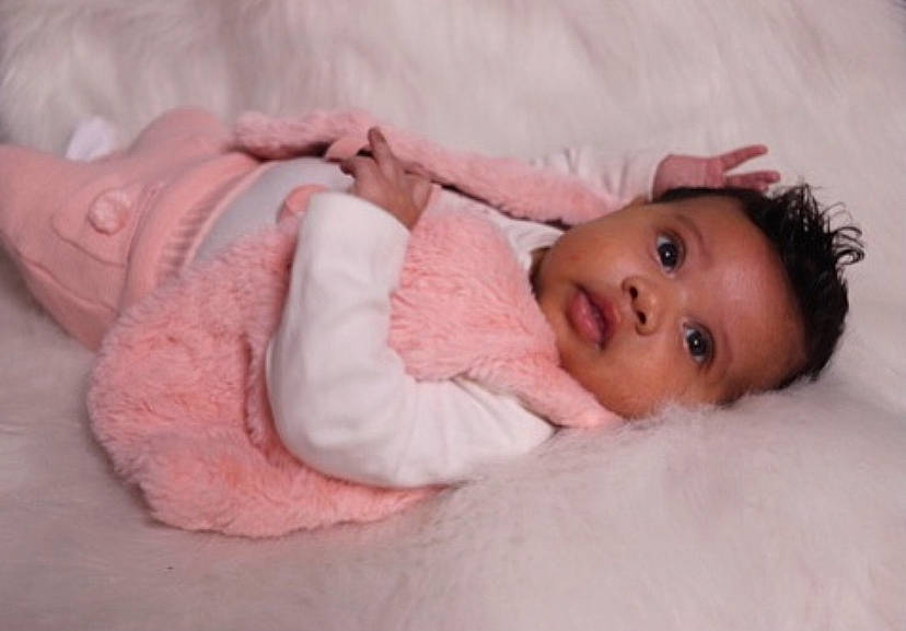 Néviah participe au concours pour gagner de l'argent avec cette photo : baby, baby_toddler_clothing, bedding, bedtime, cheek, child, comfort, eyelash, fur, linens, nose, person, portrait_photography, room, skin, sleeve, toddler