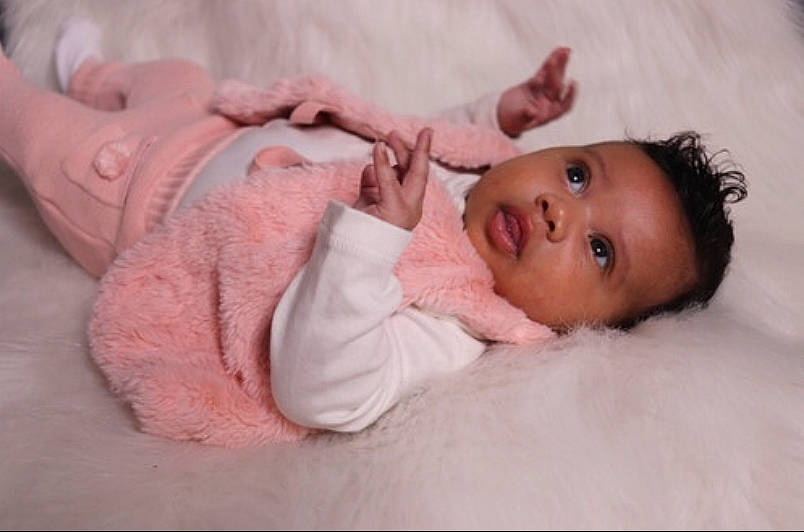 Néviah a rejoint le concours — aidez-le/la à gagner de superbes lots ! baby, baby_toddler_clothing, cheek, chin, comfort, ear, eye, eyebrow, eyelash, finger, gesture, head, iris, lip, mouth, neck, nose, person, skin, sleeve