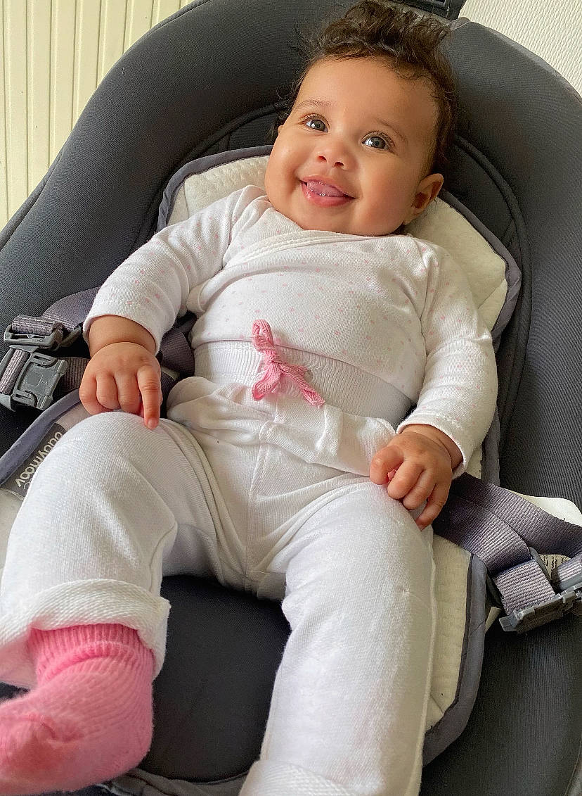Néviah participe au concours pour gagner de l'argent avec cette photo : auto_part, baby, baby_toddler_clothing, car_seat, cheek, child, comfort, foot, human_leg, joy, knee, lap, leg, person, sitting, skin, sleeve, smile, sock, sportswear