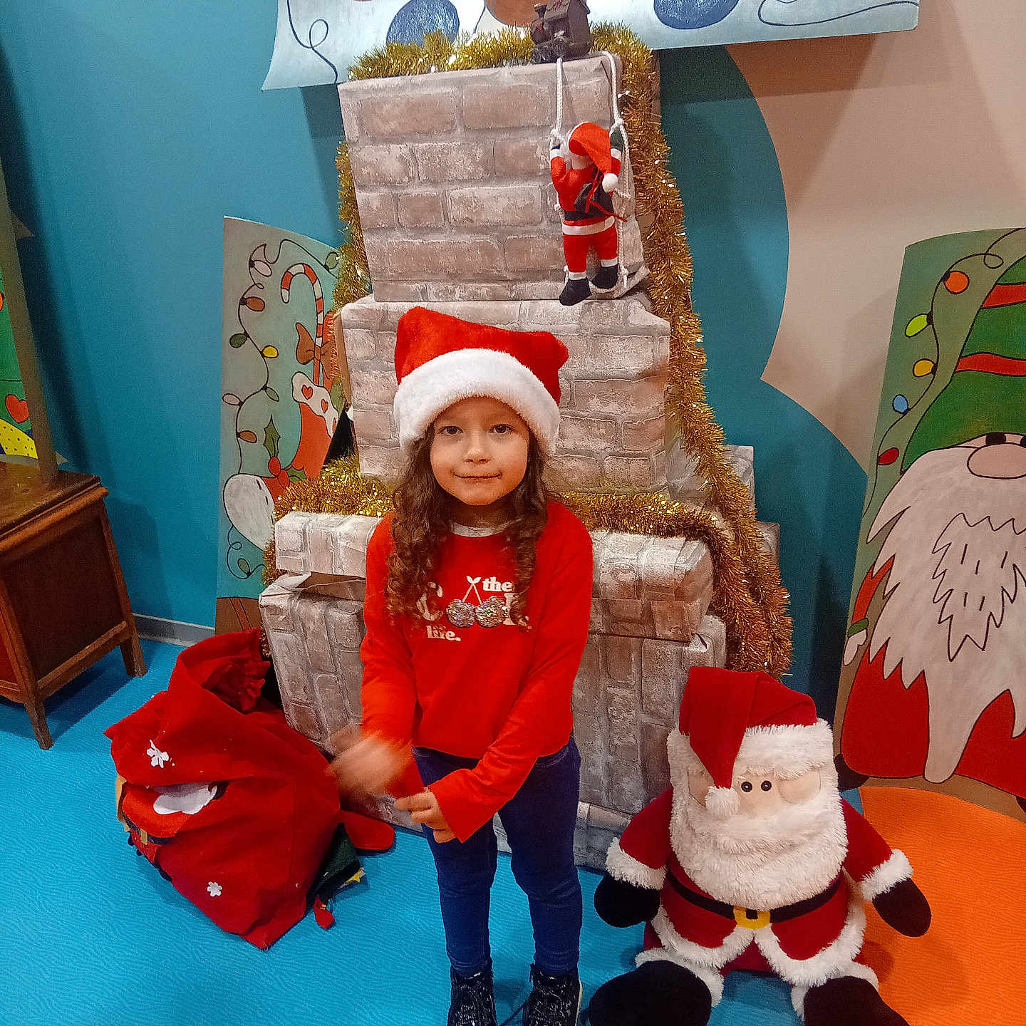 Elina a rejoint le concours — aidez-le/la à gagner de superbes lots ! cap, child, clothing, face, female, footwear, furniture, girl, hat, head, nature, outdoors, pants, person, photography, portrait, shoe, snow, toy, winter