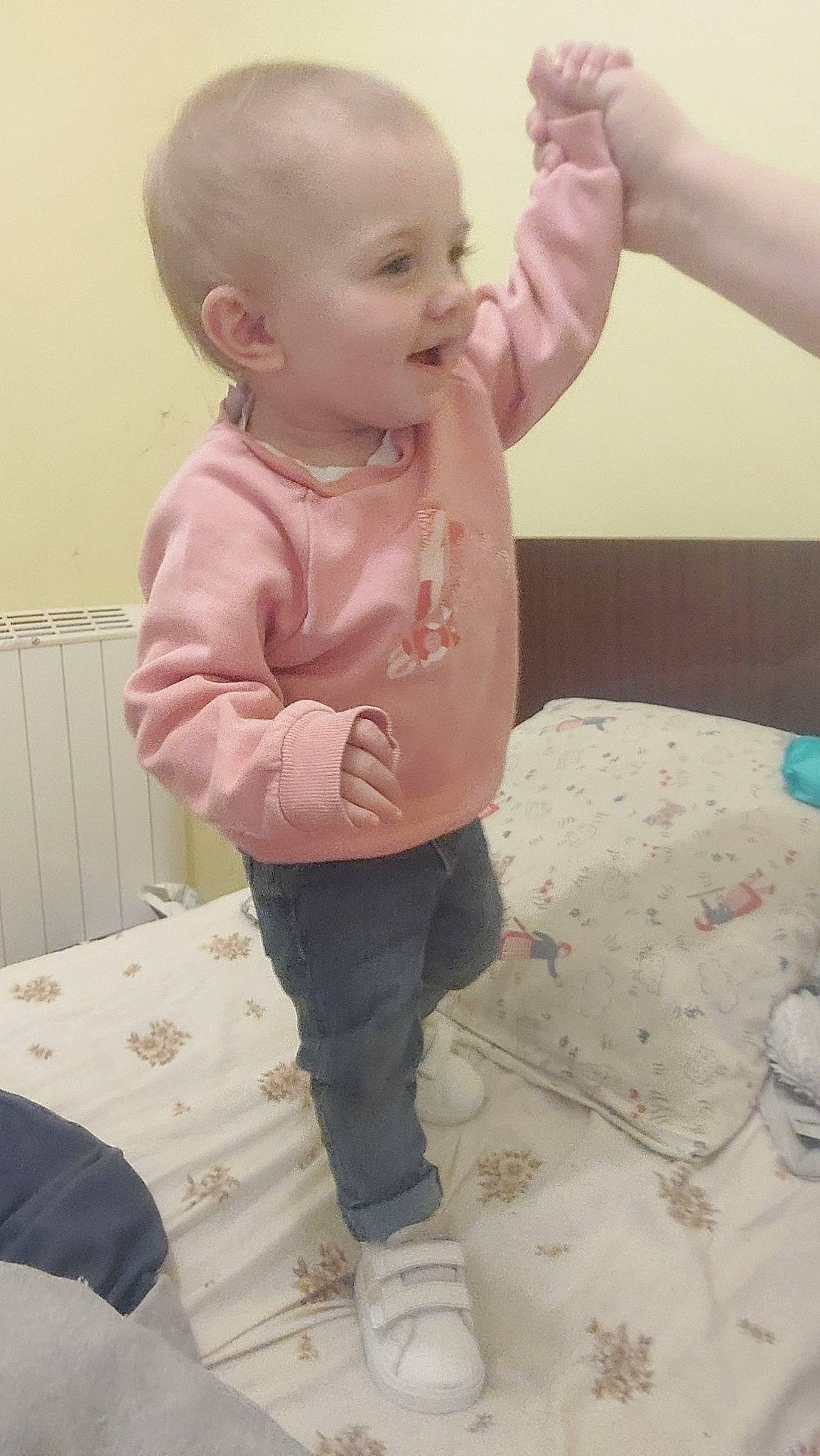 Eva participe au concours pour gagner de l'argent avec cette photo : arm, baby, baby_toddler_clothing, cheek, child, chin, finger, flooring, gesture, happy, head, human_body, lip, mouth, nose, person, skin, sleeve, stomach, toddler